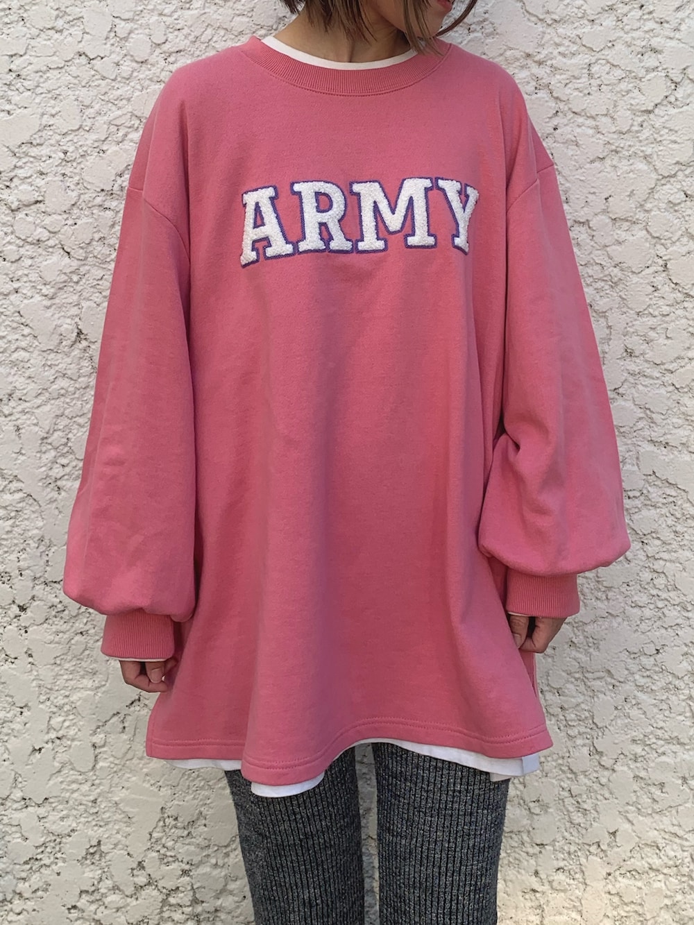 ピンク系のスウェット、ピンク系のスニーカーを着用したレディースの冬コーディネートの4枚目の写真