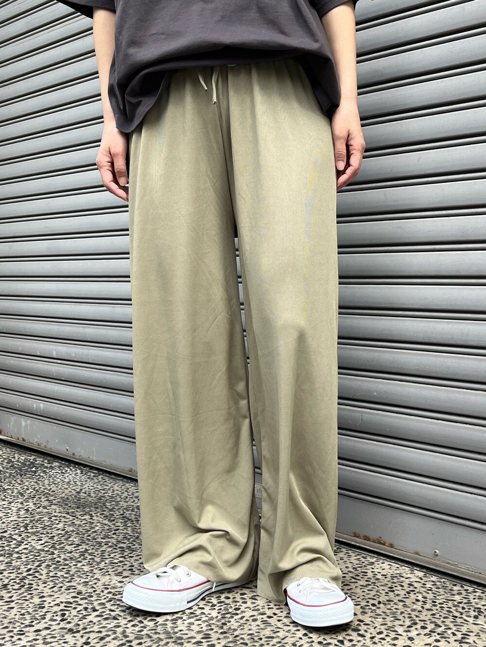 ホワイト系のスニーカー、グリーン系のその他パンツ、グレー系のTシャツ/カットソーを着用したレディースの春コーディネートの7枚目の写真