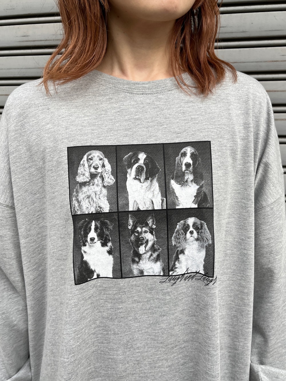 グレー系のTシャツ/カットソー、ブルー系のその他パンツ、ホワイト系のショルダーバッグを着用したレディースの春コーディネートの3枚目の写真