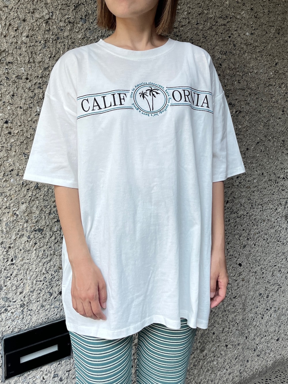 「レイヤードスタイル、夏コーデ、夏だ！Tシャツ着よう！、ボーダー、プチプラ、トートバッグ、サンダル、厚底シューズ、オトナカジュアル、Tシャツコーデ、着回しコーデ、シンプルコーデ、ロゴT、ラフ、休日コーデ」｜「anap mimpiのCALIFORNIA 刺繍 コットン ビッグ 半袖 Tシャツ（Tシャツ/カットソー、ホワイト系）」を使った、Nakamuraさん（レディース・157cm）の夏コーディネートの2枚目の写真