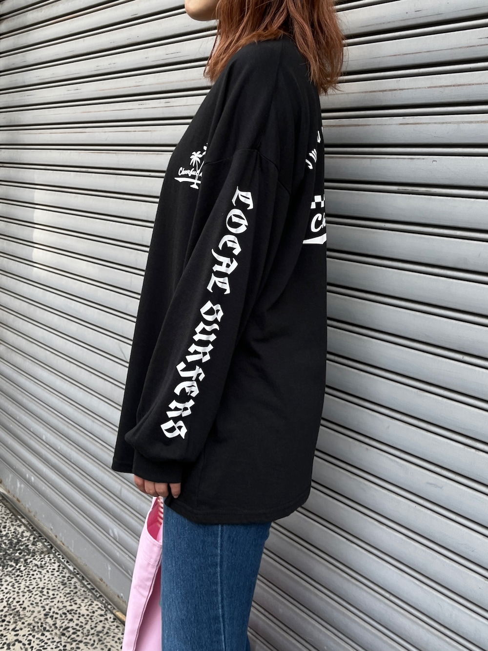 ブラック系のTシャツ/カットソー、ホワイト系のスニーカーを着用したレディースの春コーディネートの3枚目の写真