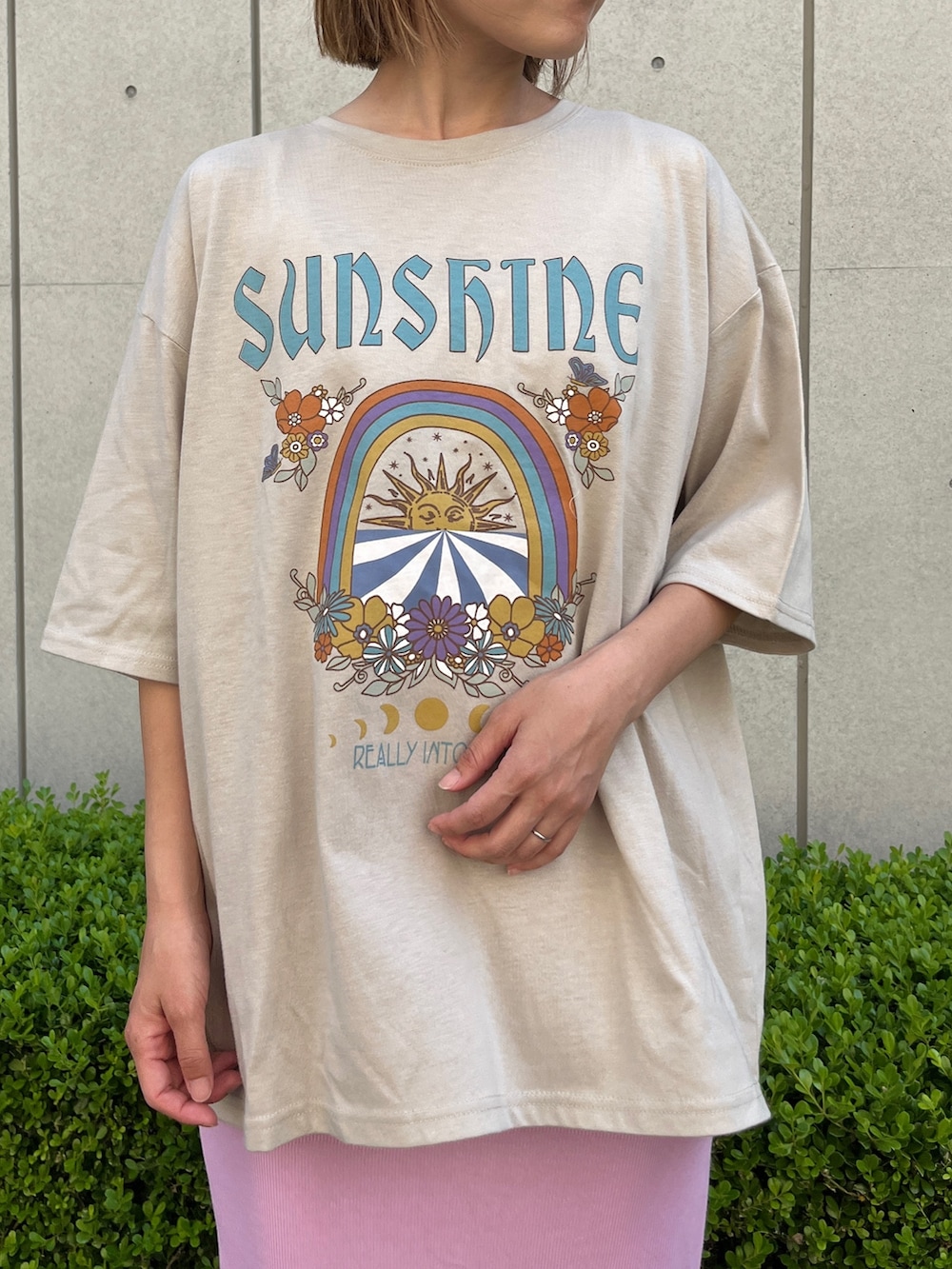 「レイヤードスタイル、夏コーデ、夏だ！Tシャツ着よう！、プチプラ、トートバッグ、スカート、タイトスカート、ボーダー、厚底サンダル、バックプリント、ベージュTシャツ、ピンク、ピンクコーデ、きれいめカジュアル、お出かけコーデ」｜「anap mimpiのSUN＆FLOWERプリント 半袖 ビッグ Tシャツ（Tシャツ/カットソー、ベージュ系）」を使った、Nakamuraさん（レディース・157cm）の夏コーディネートの4枚目の写真