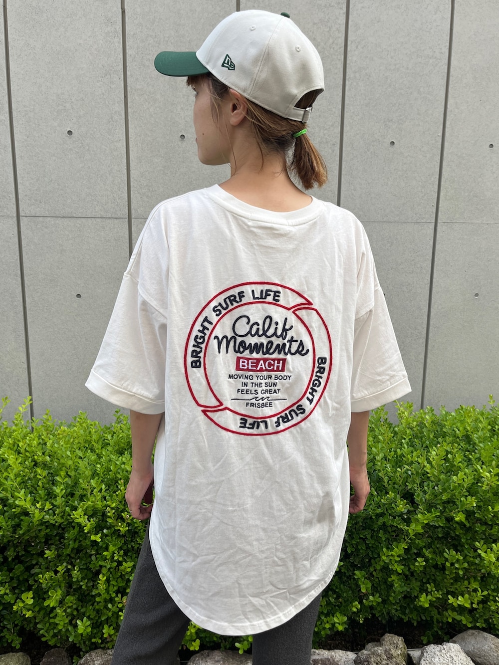 「休日スタイル、おしゃ見えテクニック、ロゴT、シンプル、白Tシャツ、サンダル、キャップ、ニューエラ、ビーサン、ニットパンツ、夏服、キャップ女子、大人カジュアル、ママコーデ、ラクチンコーデ」｜「anap mimpiのサーフ サークル刺繍 コットン ビッグ Tシャツ 半袖（Tシャツ/カットソー、ホワイト系）」を使った、Nakamuraさん（レディース・157cm）の夏コーディネートの3枚目の写真