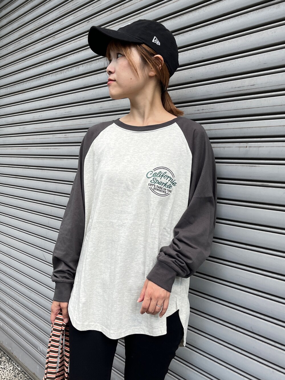 「秋っぽコーデ更新中、キャップ、モノトーン、プチプラ、スニーカー、シンプルスタイル、スキニーパンツ、ブラックスキニー、ラグランTシャツ、ロンT、秋コーデ、トートバッグ、ニューエラ、ラクチンコーデ、カジュアルコーデ」｜「ANAPのリングジップストレッチスキニーパンツ（その他パンツ、ブラック系）」を使った、Nakamuraさん（レディース・157cm）の秋コーディネートの3枚目の写真