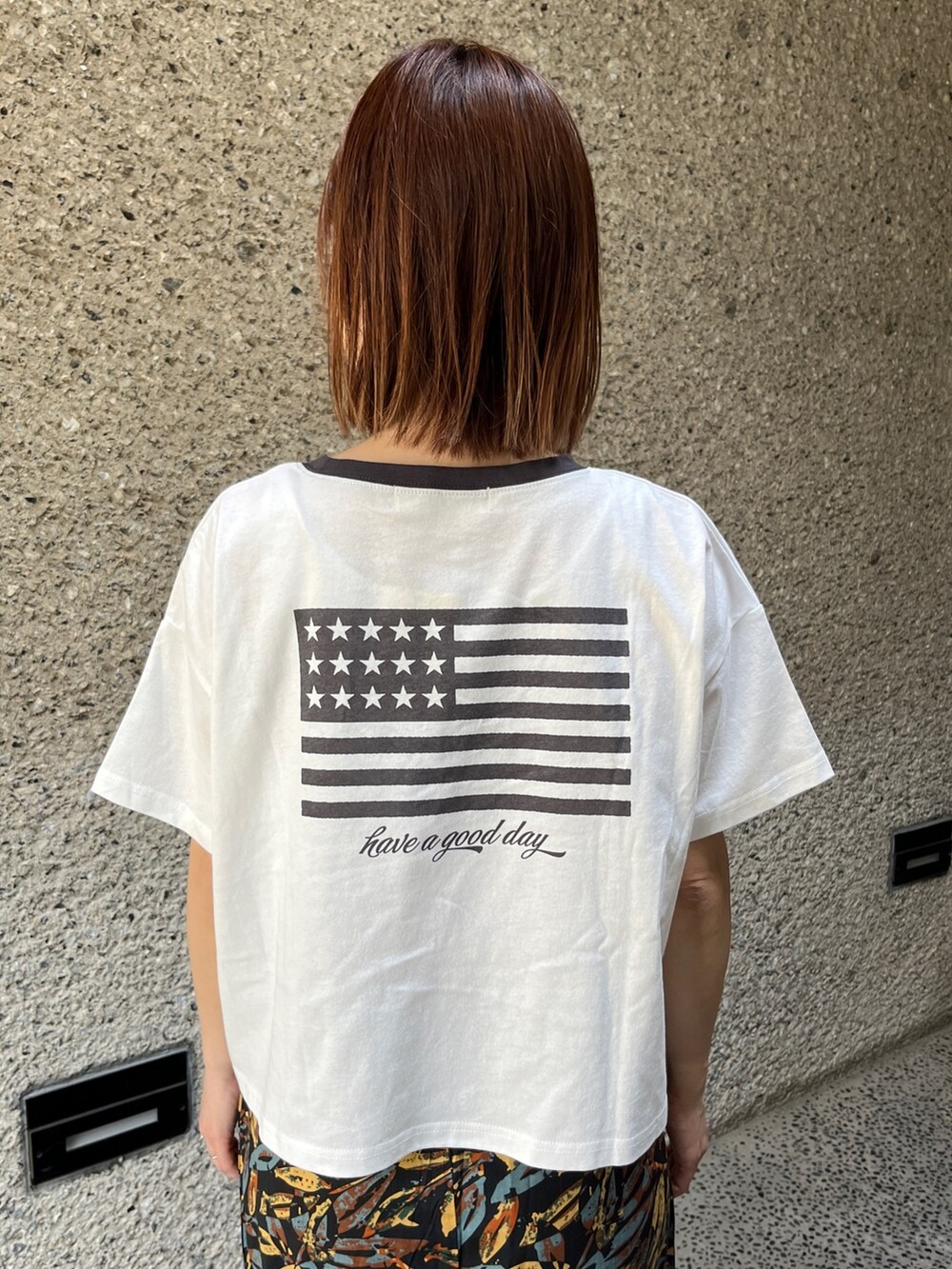 ホワイト系のTシャツ/カットソー、グレー系のスカート、ホワイト系のスニーカーを着用したレディースの春コーディネートの5枚目の写真