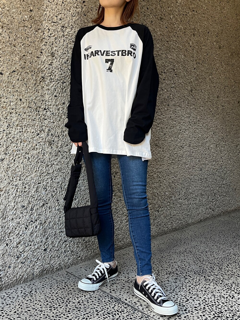 ベージュ系のブルゾン、ブルー系のデニムパンツ、ブラック系のスニーカーを着用したレディースの冬コーディネートの3枚目の写真