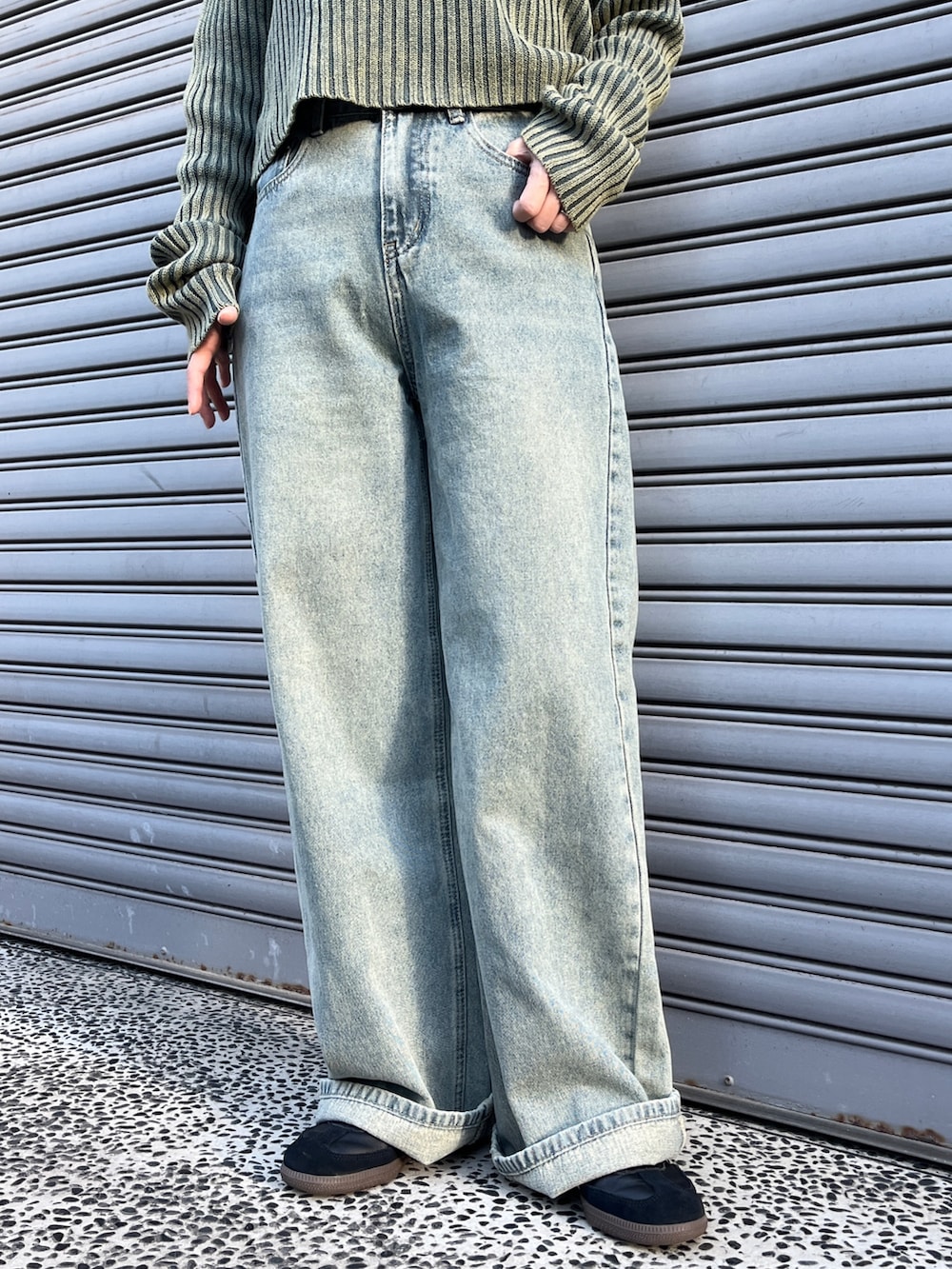 「クリスマスに着たい服、冬コーデ、マイベストコーデ2024、ニット、休日スタイル、オトナカジュアル、バケットハット、スニーカー、デニム、リブニット、レザー、カジュアル、adidas、adidas samba、おでかけコーデ」｜「ANAPのウォッシュ加工ニットトップス（ニット/セーター、グリーン系）」を使った、Nakamuraさん（レディース・157cm）の冬コーディネートの4枚目の写真