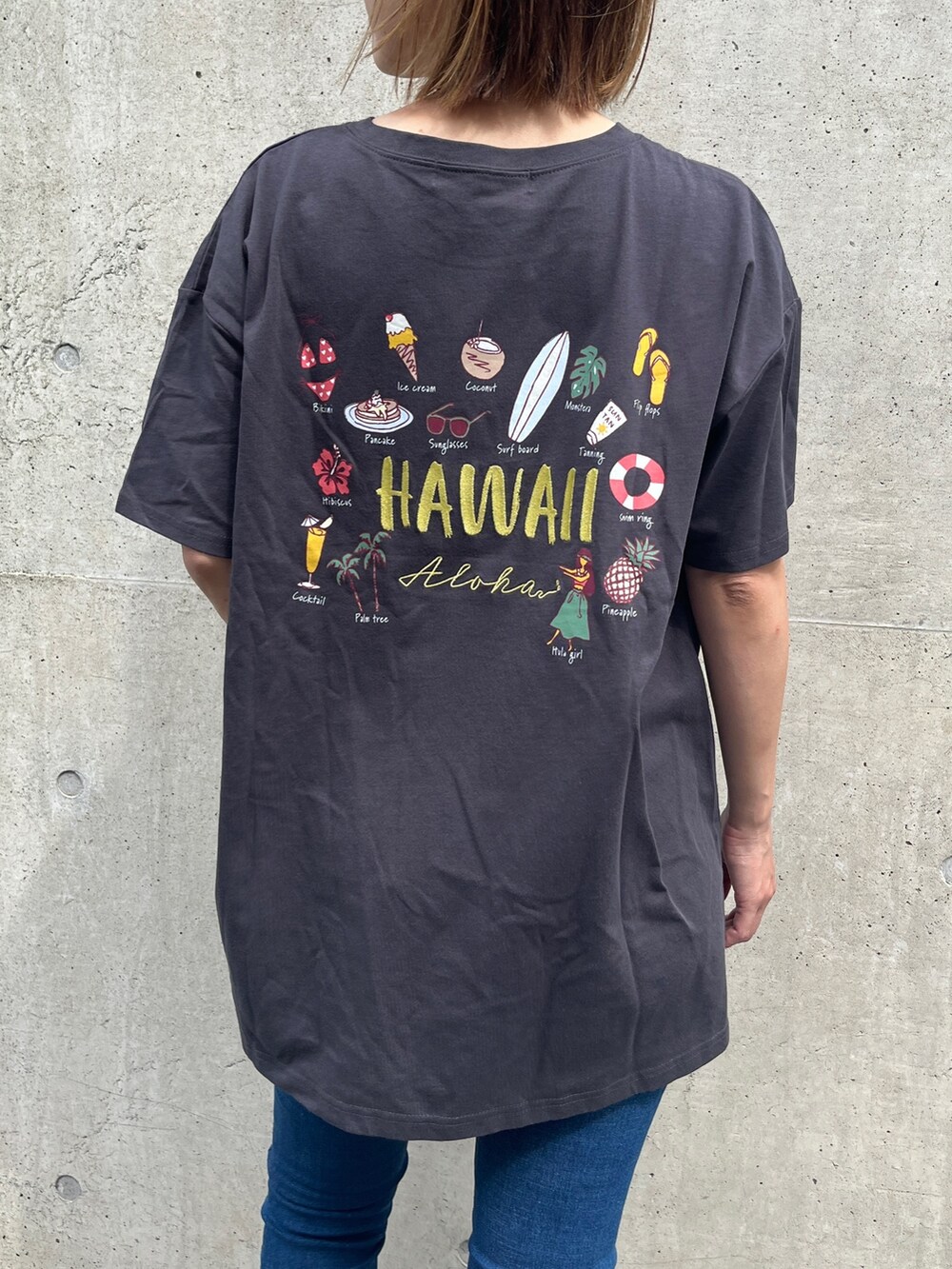 グレー系のTシャツ/カットソー、ブルー系のデニムパンツ、ブラック系のスニーカーを着用したレディースの夏コーディネートの3枚目の写真