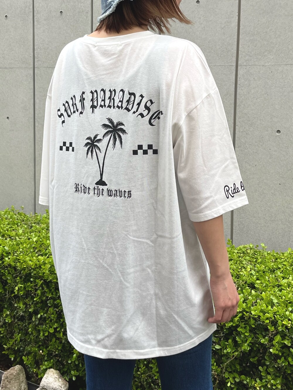 ホワイト系のTシャツ/カットソー、イエロー系のスニーカー、ブルー系のハットを着用したレディースの春コーディネートの5枚目の写真
