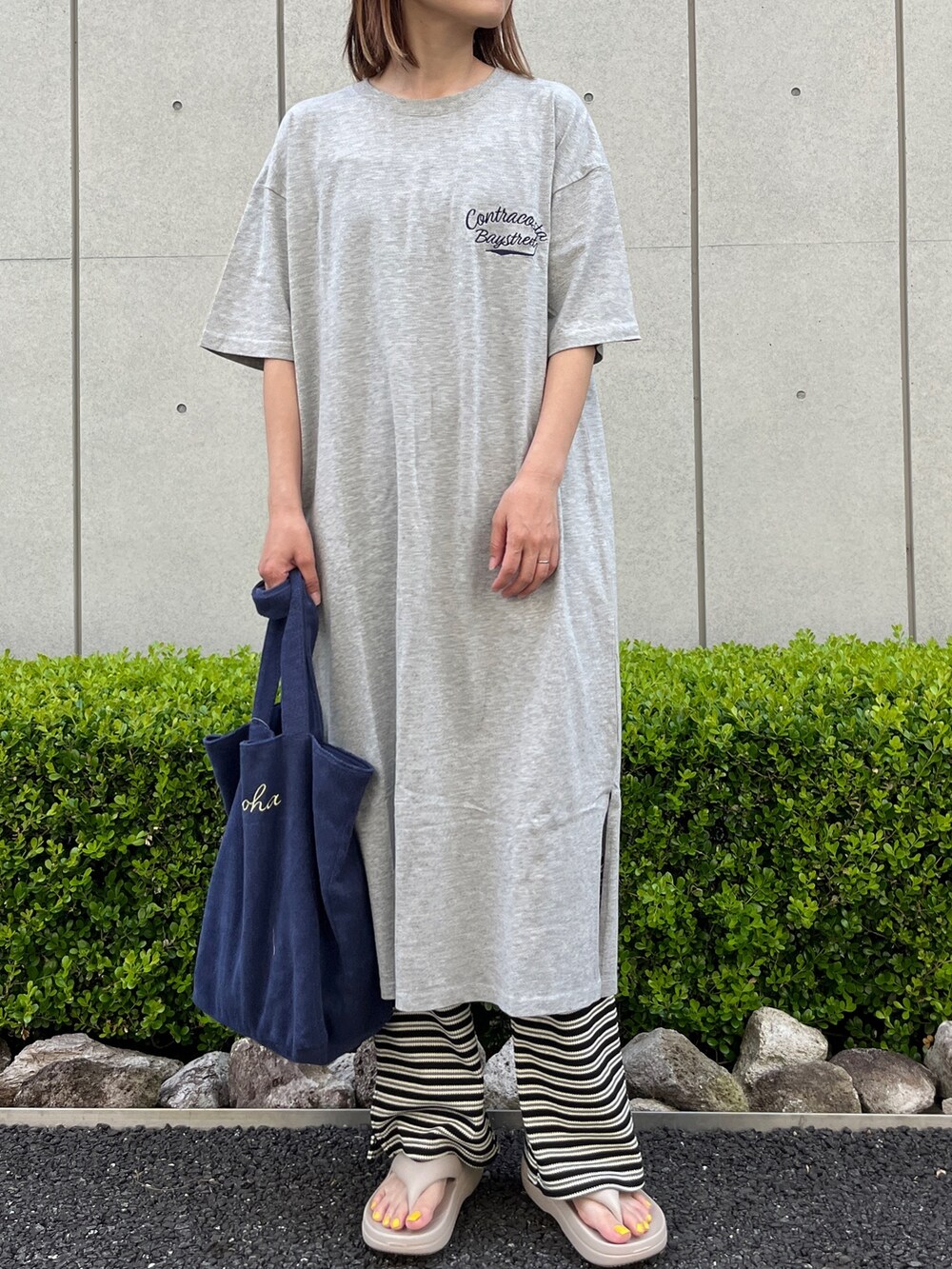 グレー系のワンピース、ブルー系のトートバッグ、ベージュ系のサンダルを着用したレディースの夏コーディネートの2枚目の写真