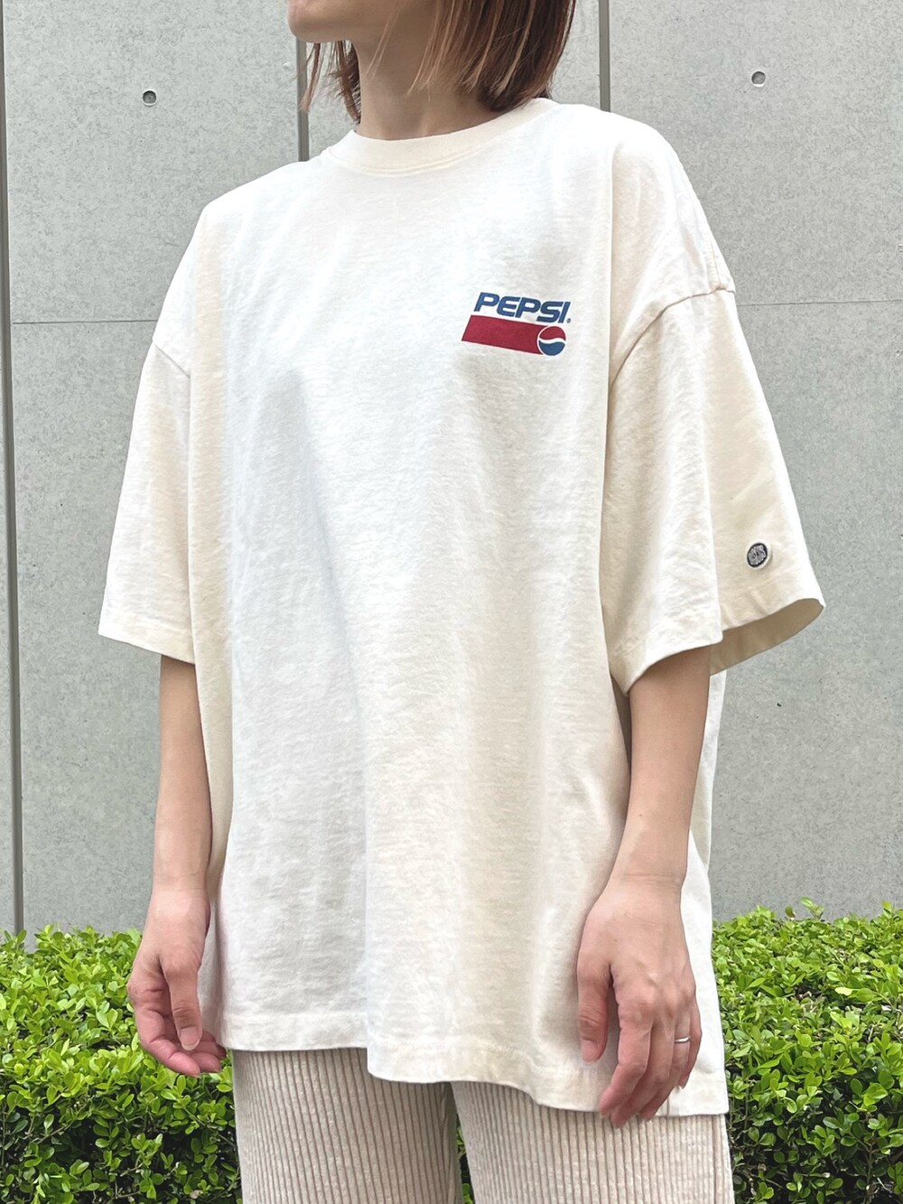 ホワイト系のシャツ/ブラウス、ベージュ系のその他パンツ、イエロー系のスニーカーを着用したレディースの春コーディネートの7枚目の写真