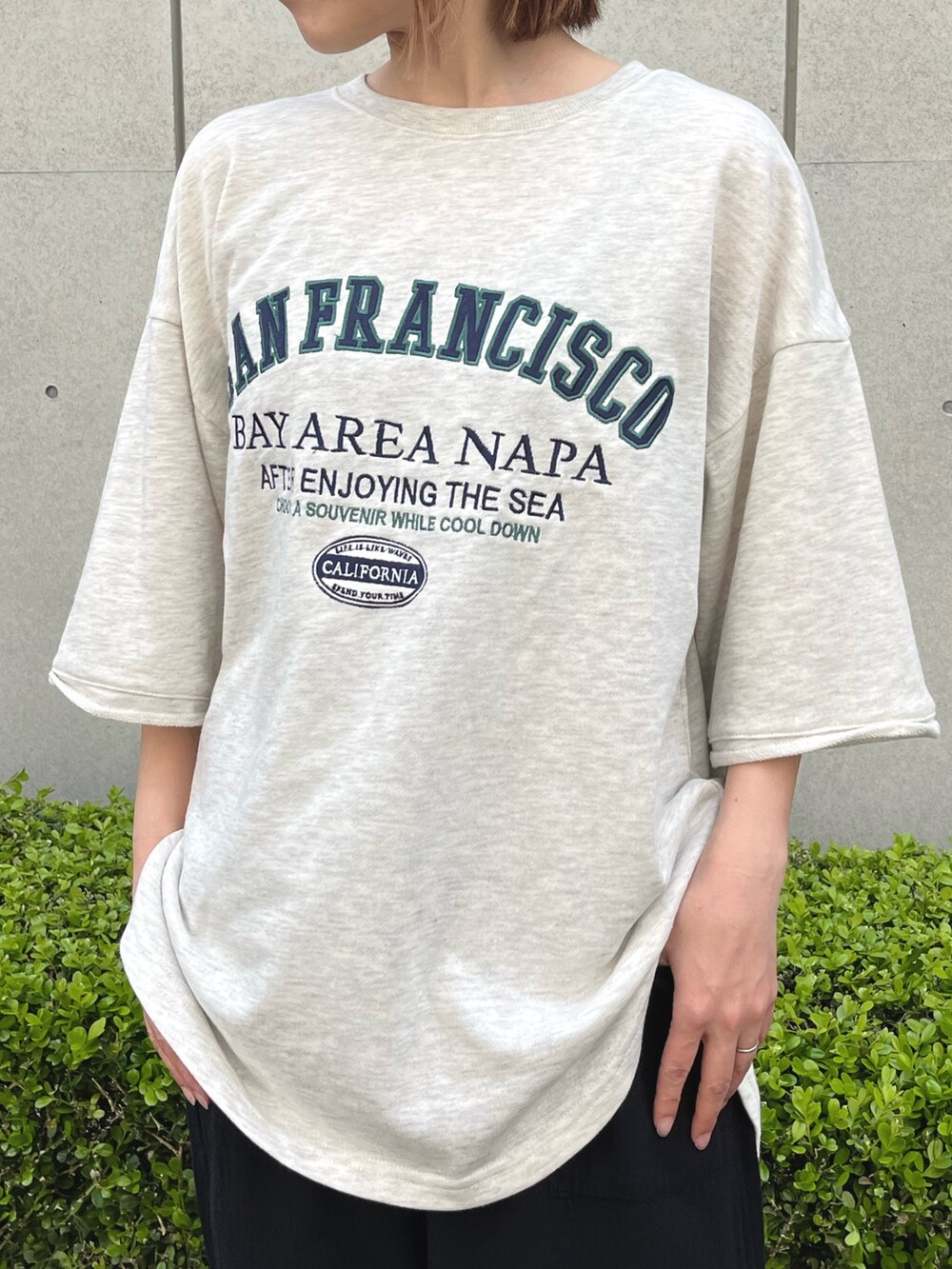ブラック系のその他パンツ、ホワイト系のTシャツ/カットソー、イエロー系のスニーカーを着用したレディースの春コーディネートの4枚目の写真