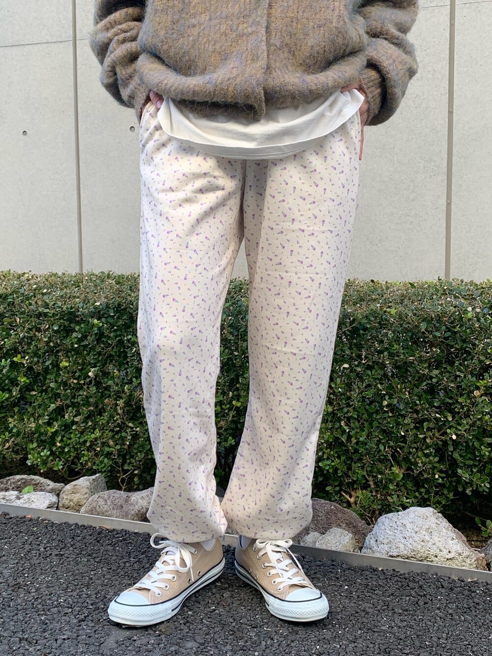 ブルー系のダウンジャケット/コート、ベージュ系のカーディガン/ボレロ、ホワイト系のスウェットパンツを着用したレディースの冬コーディネートの7枚目の写真