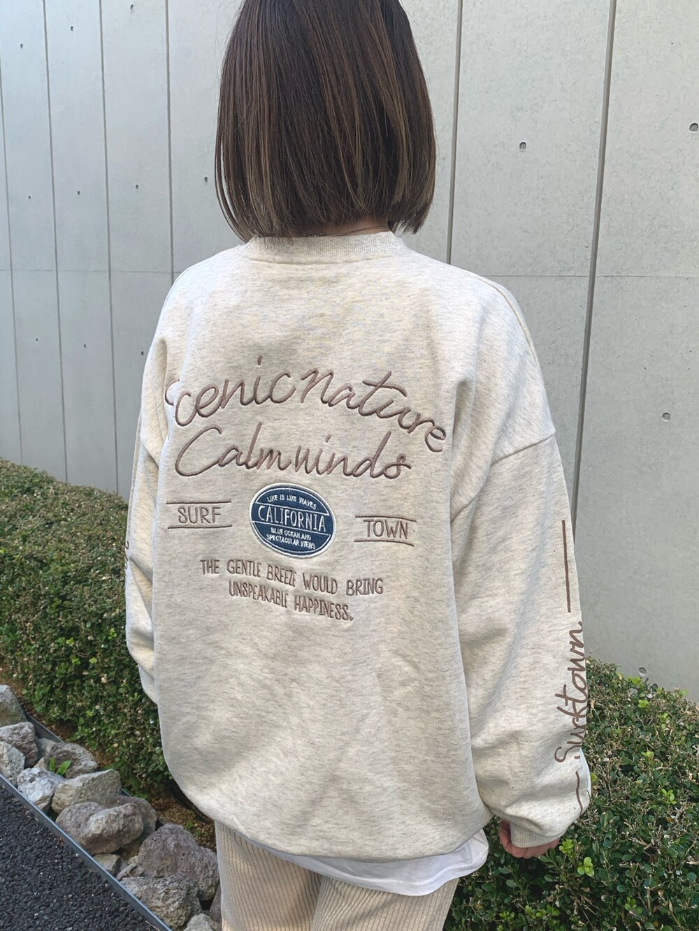 「大人カジュアル、シンプルコーデ、淡色コーデ、リラックススタイル、ゆるコーデ、オフホワイト、コンバース、mimpi、レイヤードスタイル、スニーカー、オトナ女子、ハートネックレス、スウェット、スリットパンツ、楽ちんコーデ」｜「anap mimpiのデニム刺繍 CALIFORNIA　裏毛 スウェット トレーナー（スウェット、ホワイト系）」を使った、Nakamuraさん（レディース・157cm）の冬コーディネートの5枚目の写真