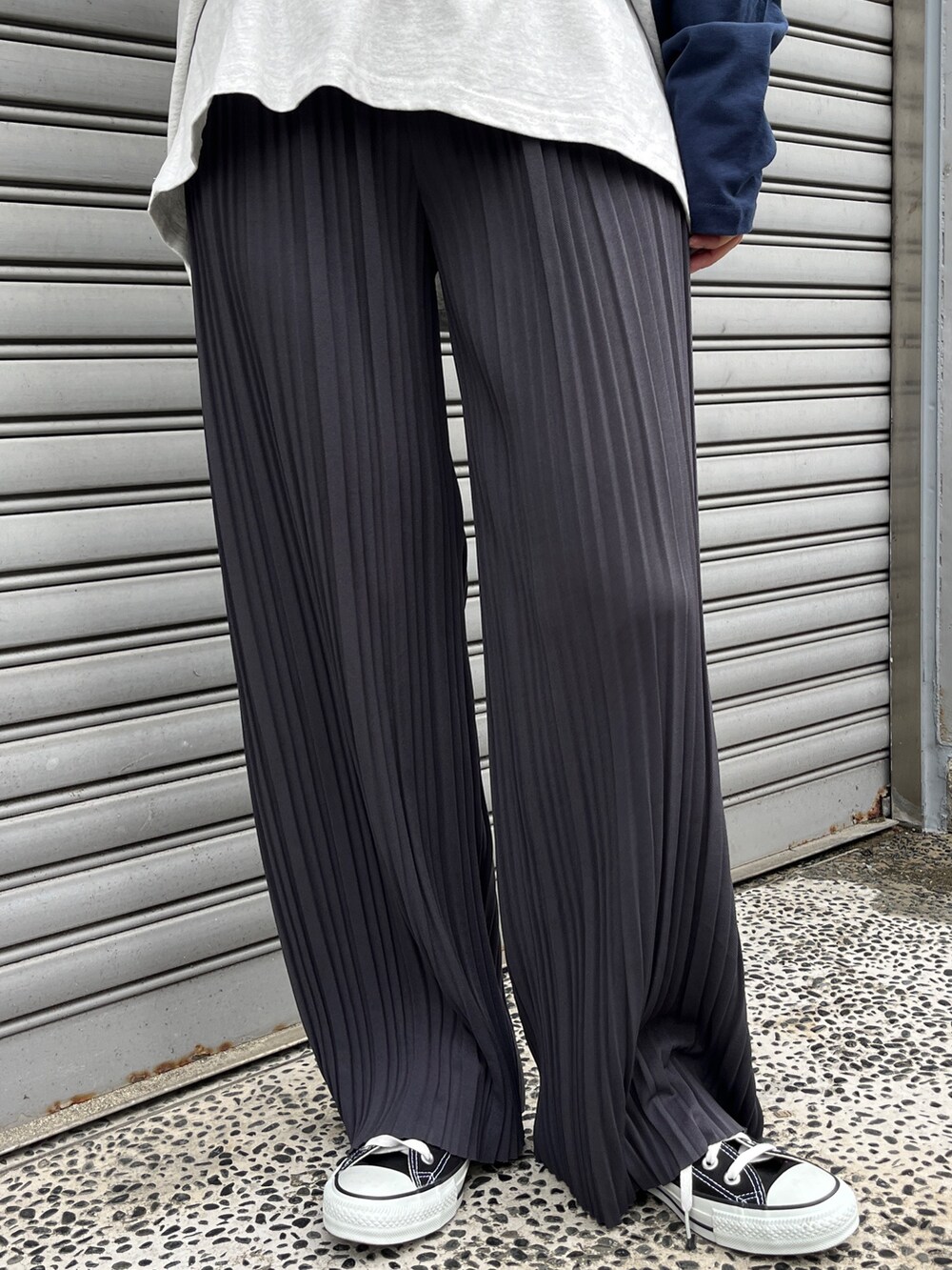 ブルー系のTシャツ/カットソー、ブラック系のスニーカー、ブラック系のショルダーバッグを着用したレディースの秋コーディネートの3枚目の写真