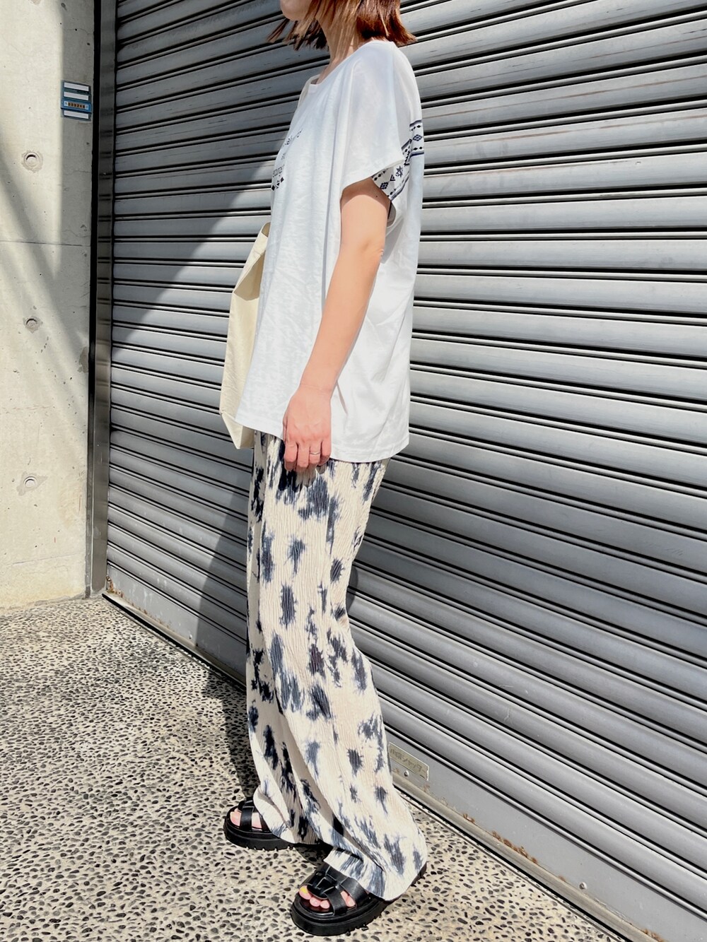 ベージュ系のその他パンツ、ホワイト系のTシャツ/カットソーを着用したレディースの春コーディネートの3枚目の写真