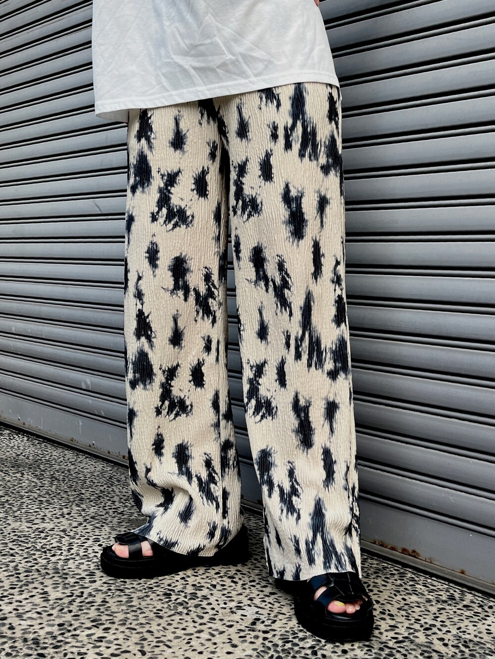 ベージュ系のその他パンツ、ホワイト系のTシャツ/カットソーを着用したレディースの春コーディネートの7枚目の写真