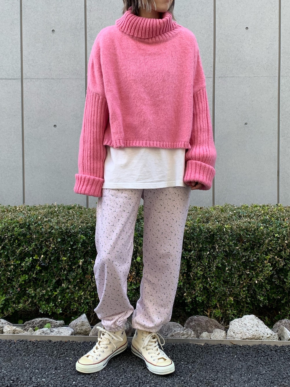 ピンク系のニット/セーター、ピンク系のスウェットパンツ、ホワイト系のスニーカーを着用したレディースの冬コーディネートの2枚目の写真