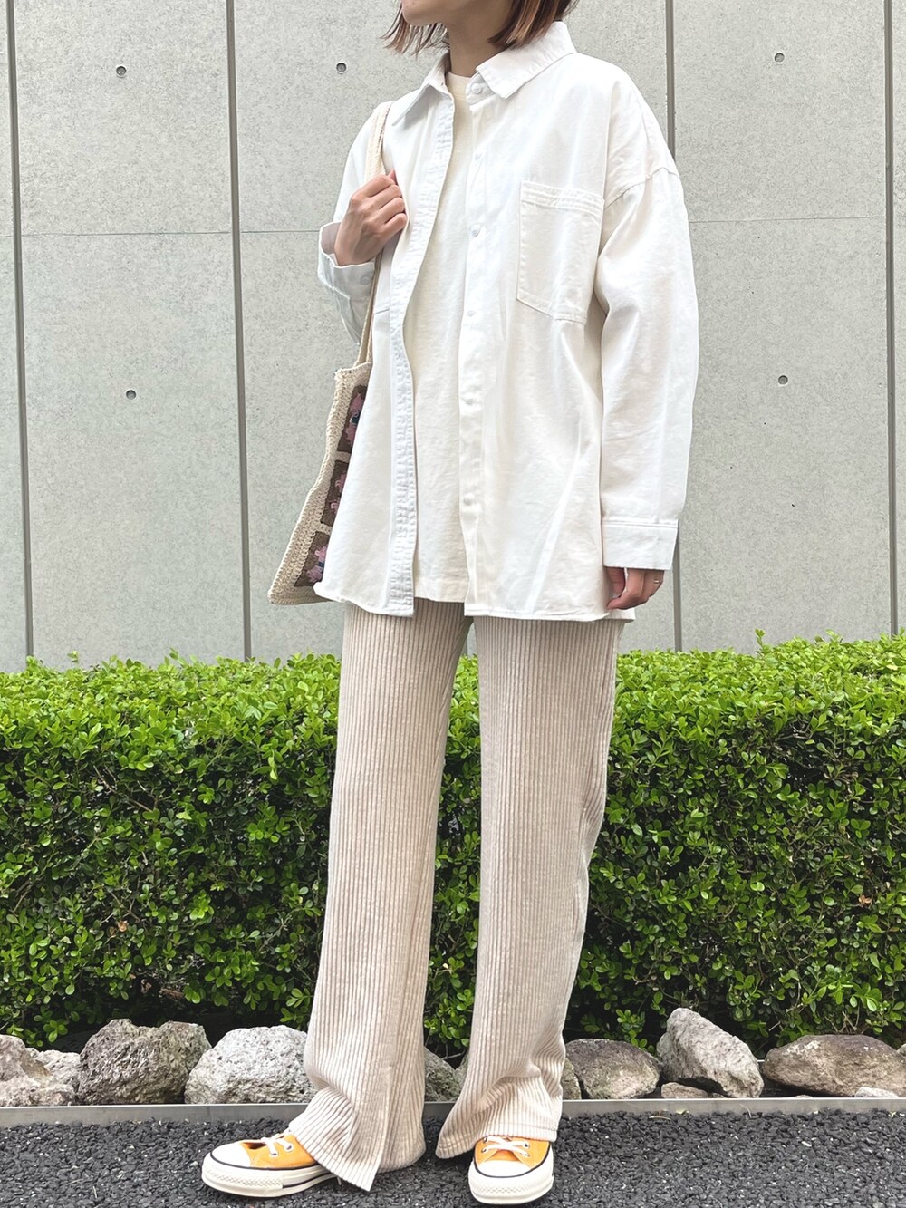 ホワイト系のシャツ/ブラウス、ベージュ系のその他パンツ、イエロー系のスニーカーを着用したレディースの春コーディネートの2枚目の写真