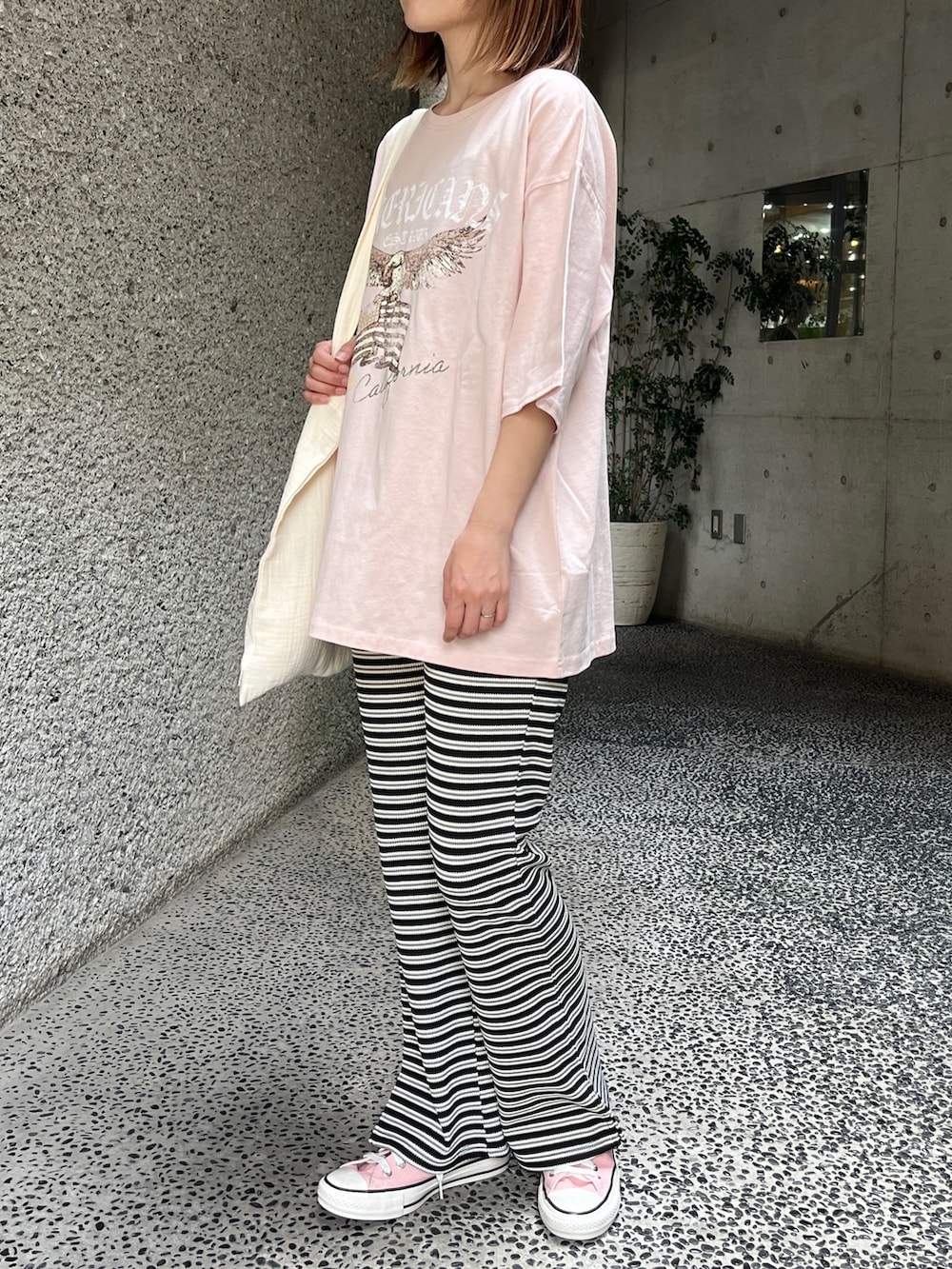 「プチプラ、夏コーデ、夏だ！Tシャツ着よう！、サンダル、淡色コーデ、トートバッグ、スニーカー、シンプルスタイル、休日コーデ、ラフ、ボーダー、リラックススタイル、リラックスパンツ、ピンクコーデ、カジュアル」｜「anap mimpiのイーグルプリント コットン ビッグTシャツ（Tシャツ/カットソー、ピンク系）」を使った、Nakamuraさん（レディース・157cm）の夏コーディネートの2枚目の写真