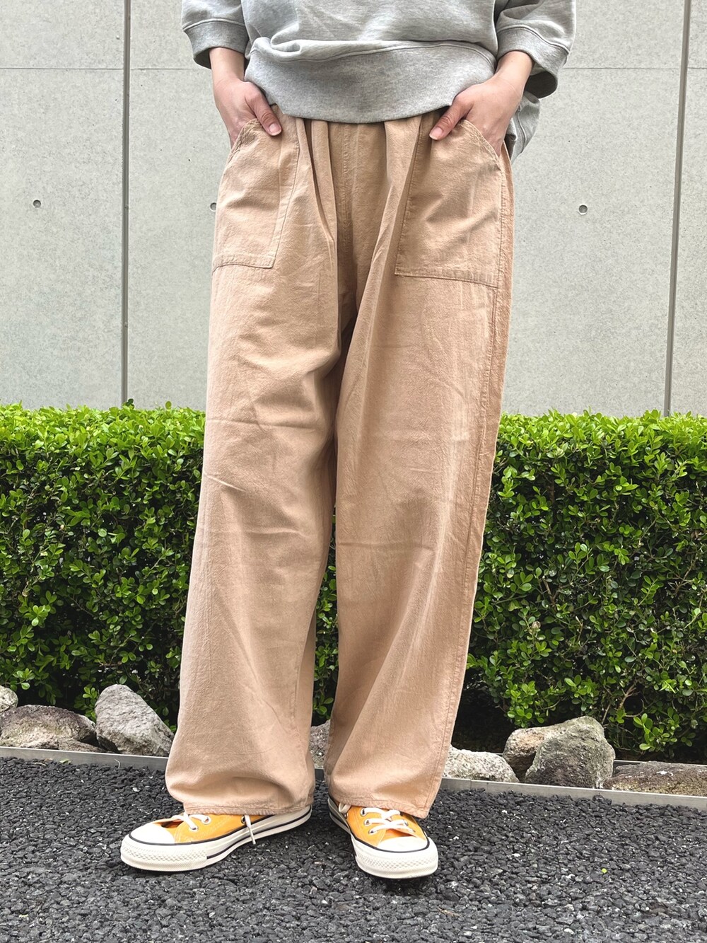 グレー系のTシャツ/カットソー、ベージュ系のその他パンツ、イエロー系のスニーカーを着用したレディースの春コーディネートの3枚目の写真