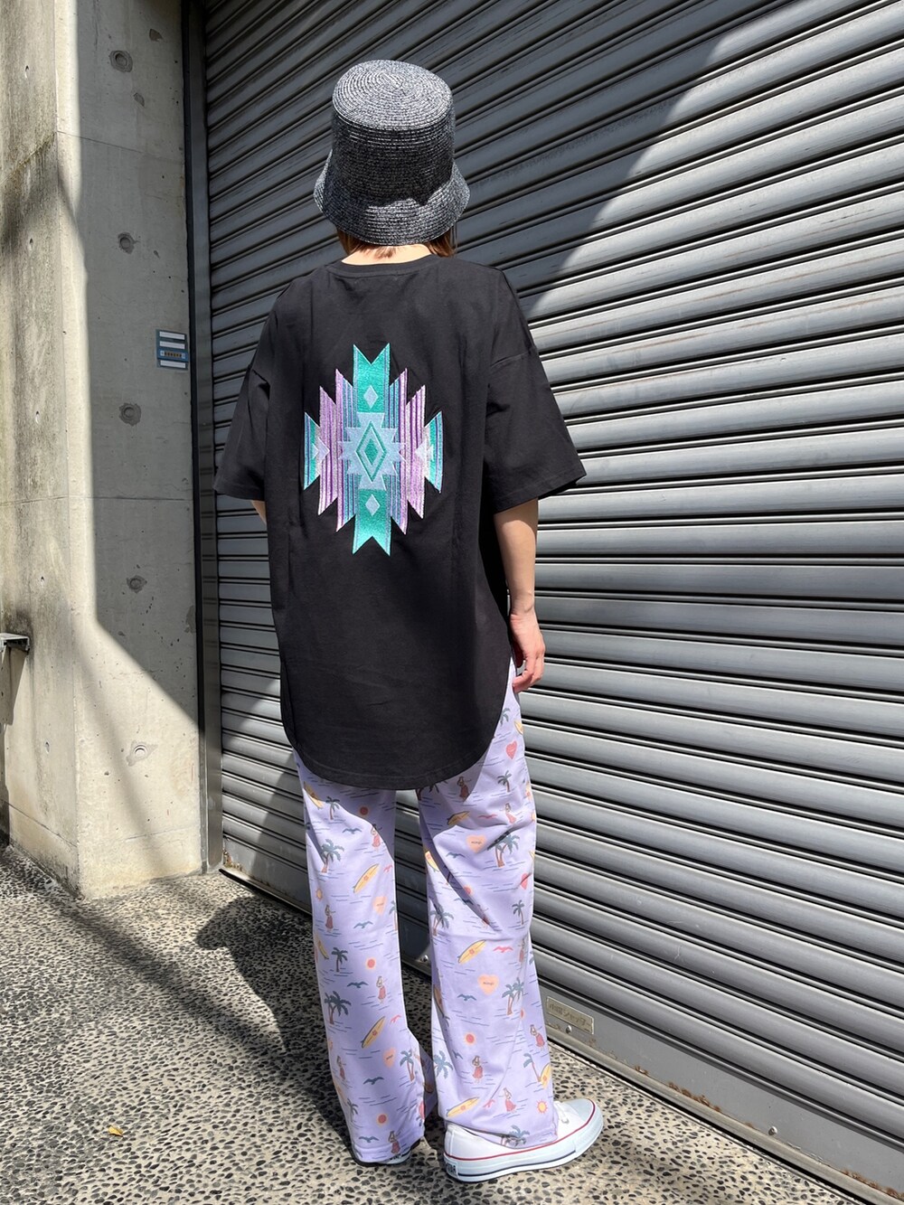 「リラックススタイル、リラックスパンツ、アロハ柄、パープル、オルテガ、バックプリント、Tシャツ、ハット、スニーカー、コンバース、春夏コーデ、楽チンコーデ、ゆるコーデ、リラックスコーデ、カジュアルコーデ」｜「anap mimpiのオルテガ 刺繍 コットン ビッグ Tシャツ（Tシャツ/カットソー、ブラック系）」を使った、Nakamuraさん（レディース・157cm）の春コーディネートの3枚目の写真