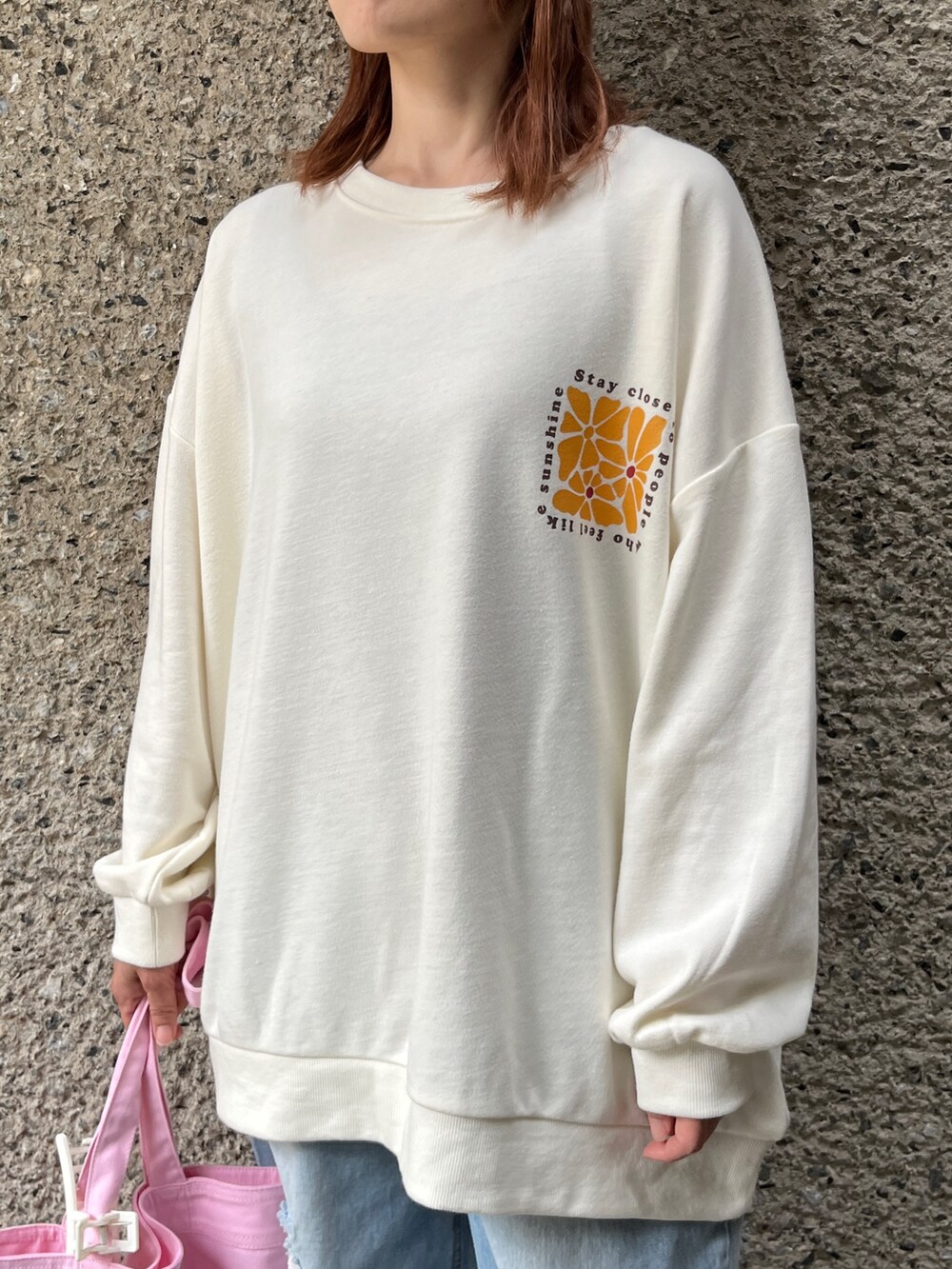 ベージュ系のTシャツ/カットソーを着用したレディースの春コーディネートの4枚目の写真