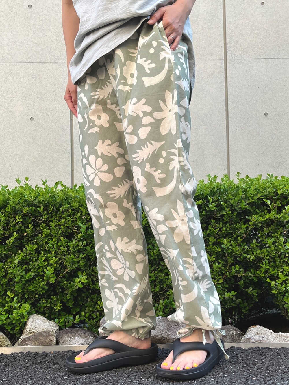 グリーン系のTシャツ/カットソー、ブラック系のサンダル、ブラック系のトートバッグを着用したレディースの夏コーディネートの4枚目の写真