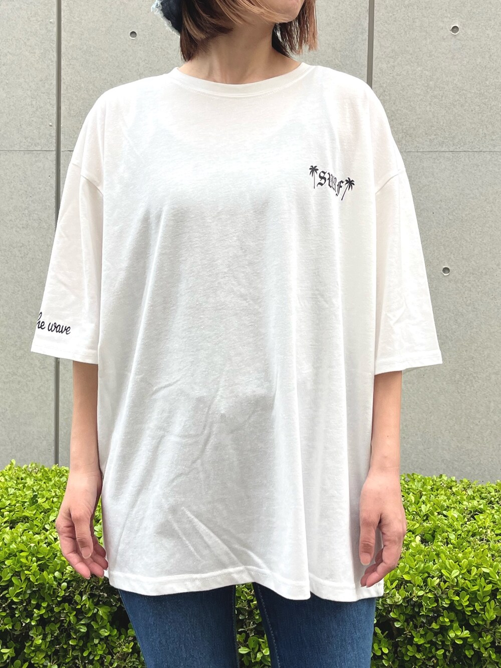 ホワイト系のTシャツ/カットソー、イエロー系のスニーカー、ブルー系のハットを着用したレディースの春コーディネートの3枚目の写真