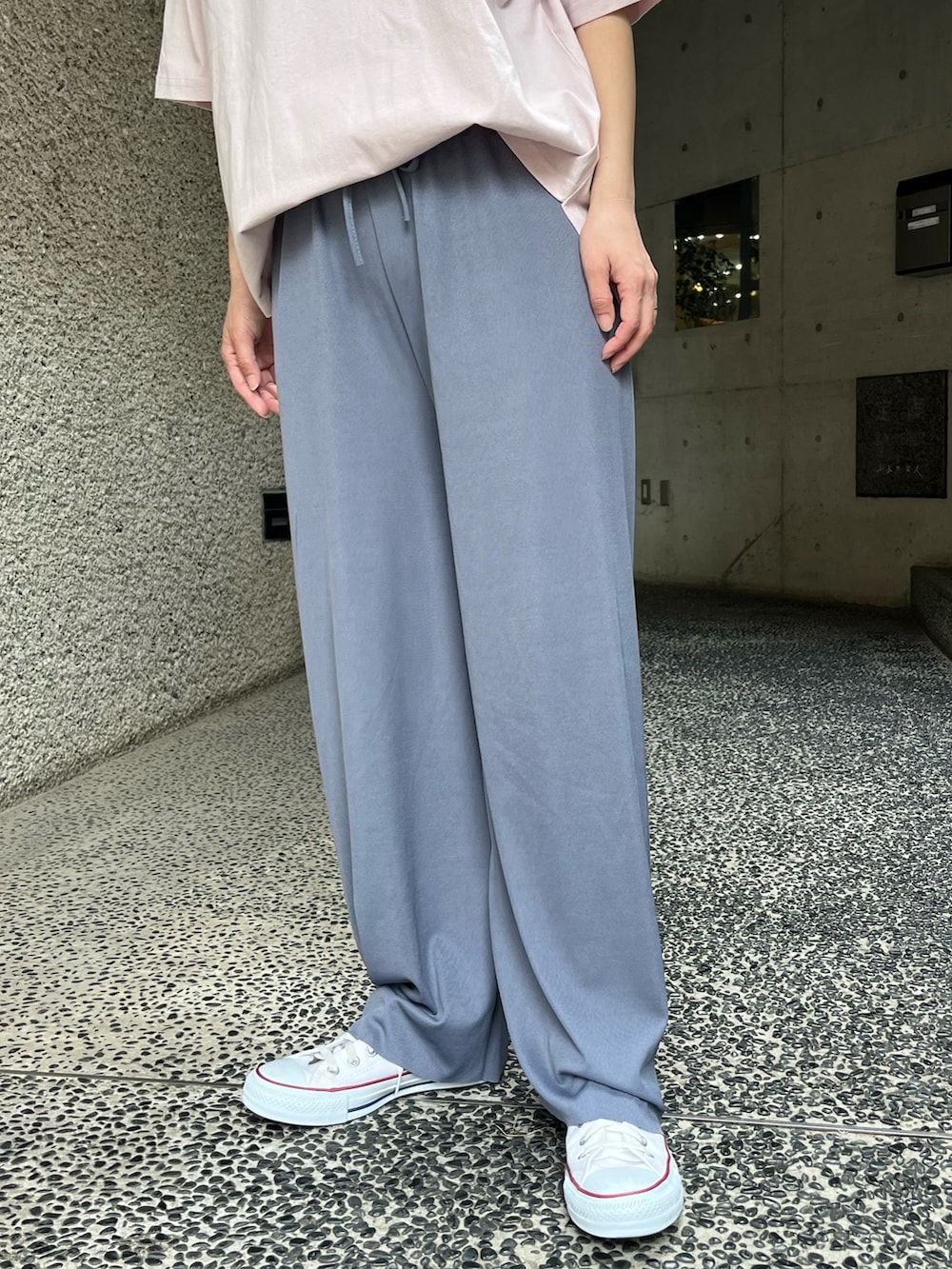 「トートバッグ、淡色コーデ、ゆるコーデ、ラクチンコーデ、ママコーデ、ピンクTシャツ、オルテガ、バックプリント、Tシャツ、春コーデ、春ファッション、春のNewスタイル、スニーカー、白スニーカー、コンバース」｜「CONVERSEのアイテム（スニーカー、ホワイト系）」を使った、Nakamuraさん（レディース・157cm）の春コーディネートの6枚目の写真