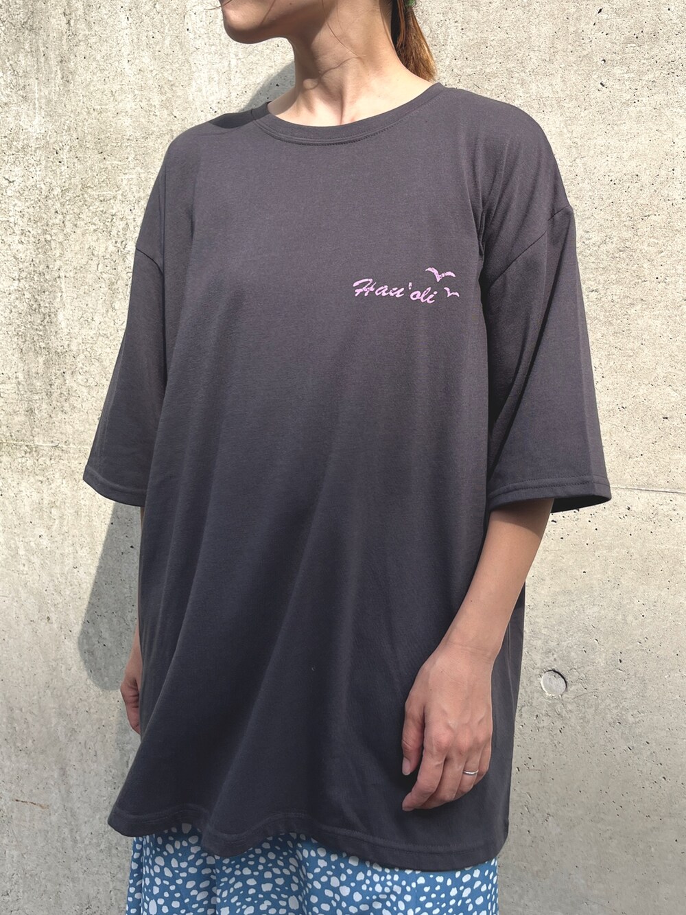 グレー系のTシャツ/カットソー、ブルー系のスカート、ブラック系のサンダルを着用したレディースの夏コーディネートの3枚目の写真