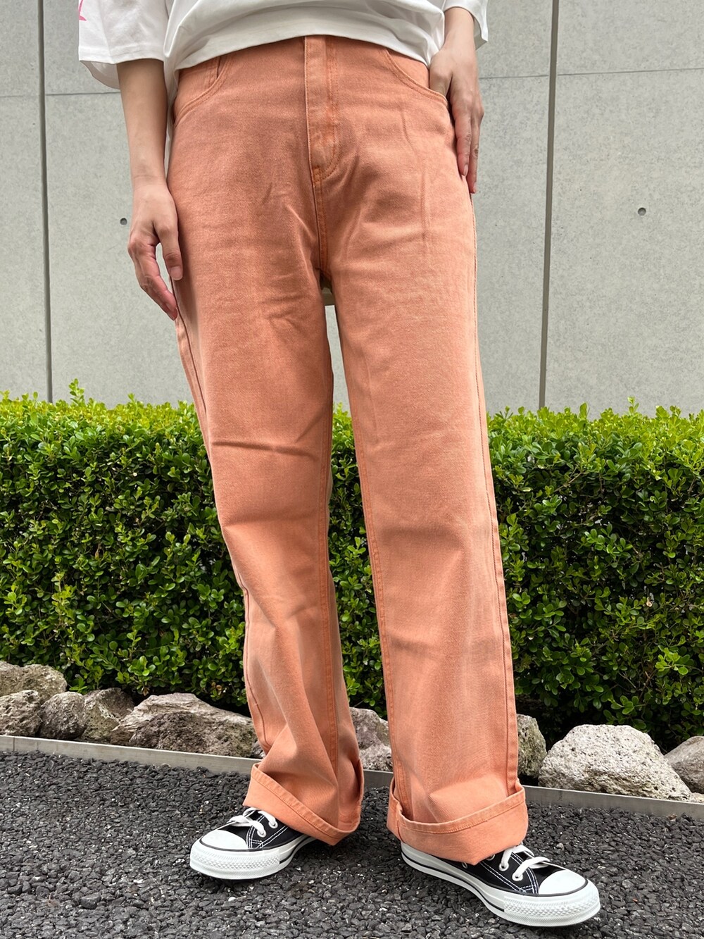 ホワイト系のTシャツ/カットソー、オレンジ系のデニムパンツ、ベージュ系のトートバッグを着用したレディースの春コーディネートの6枚目の写真