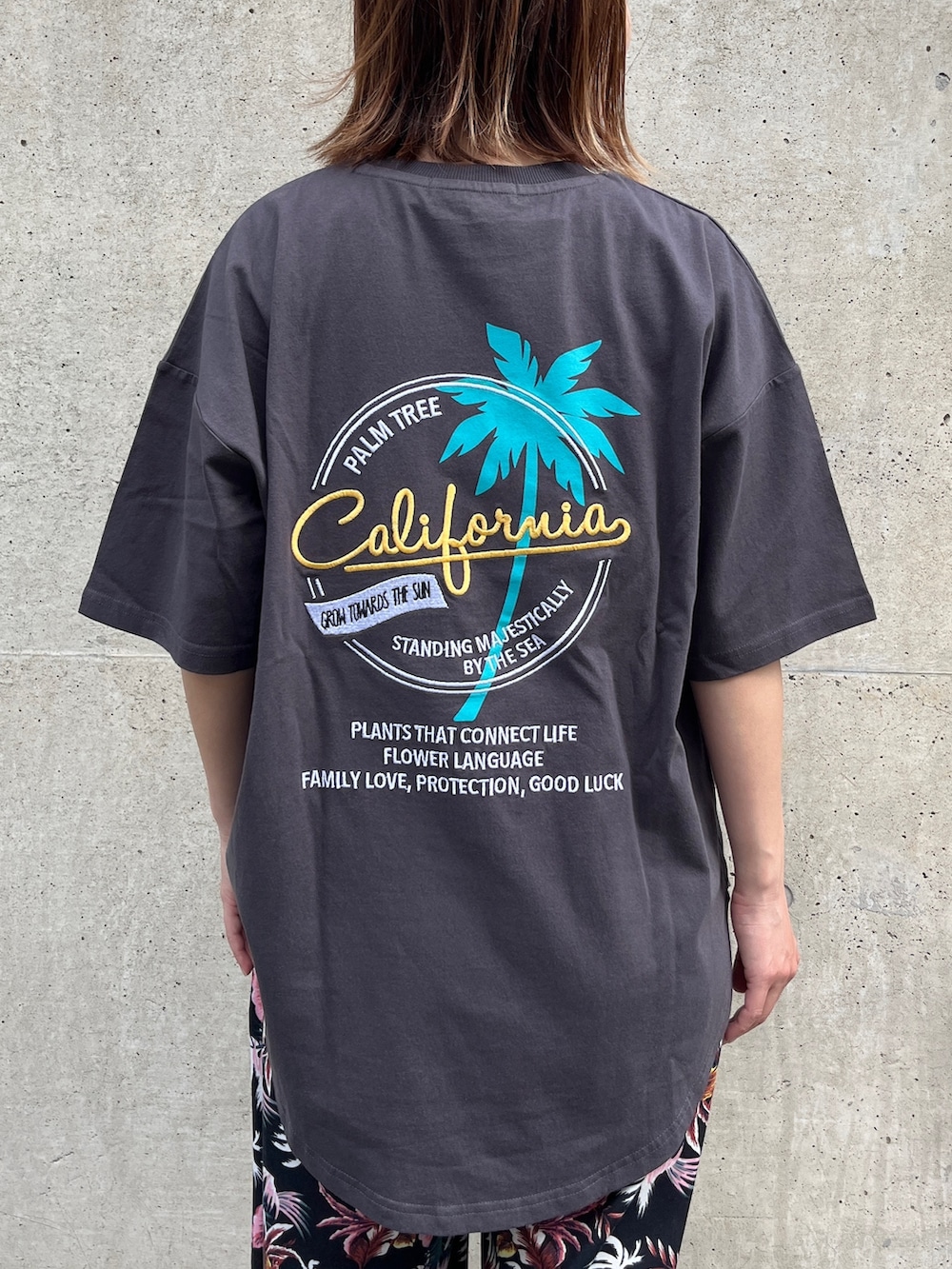 グレー系のTシャツ/カットソー、ブルー系のトートバッグ、ブラック系のスニーカーを着用したレディースの春コーディネートの4枚目の写真