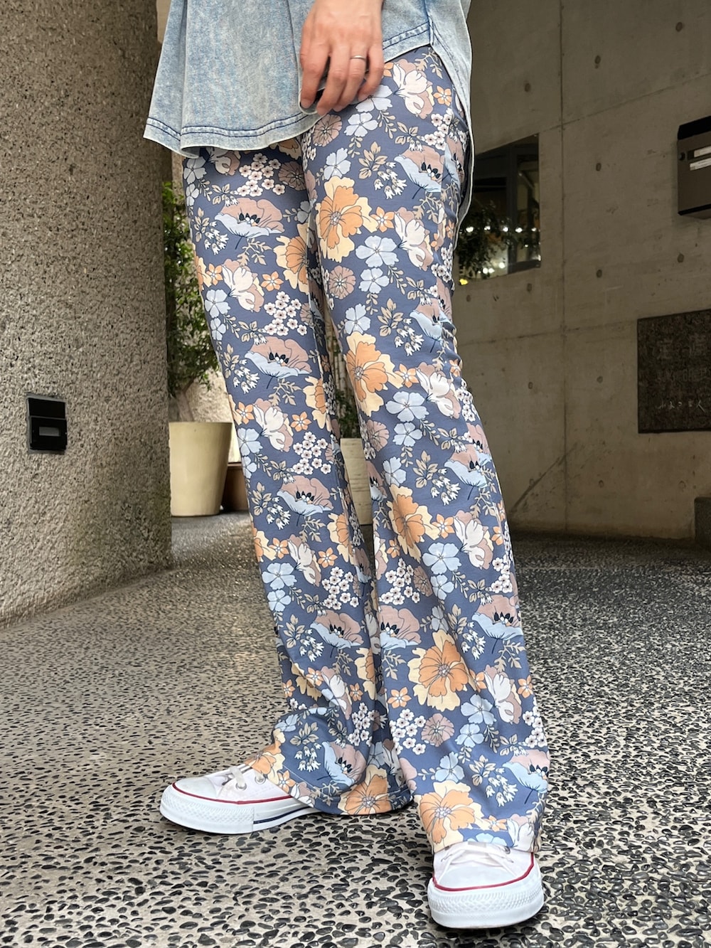 ホワイト系のスニーカー、ブルー系のTシャツ/カットソー、ベージュ系のトートバッグを着用したレディースの夏コーディネートの5枚目の写真