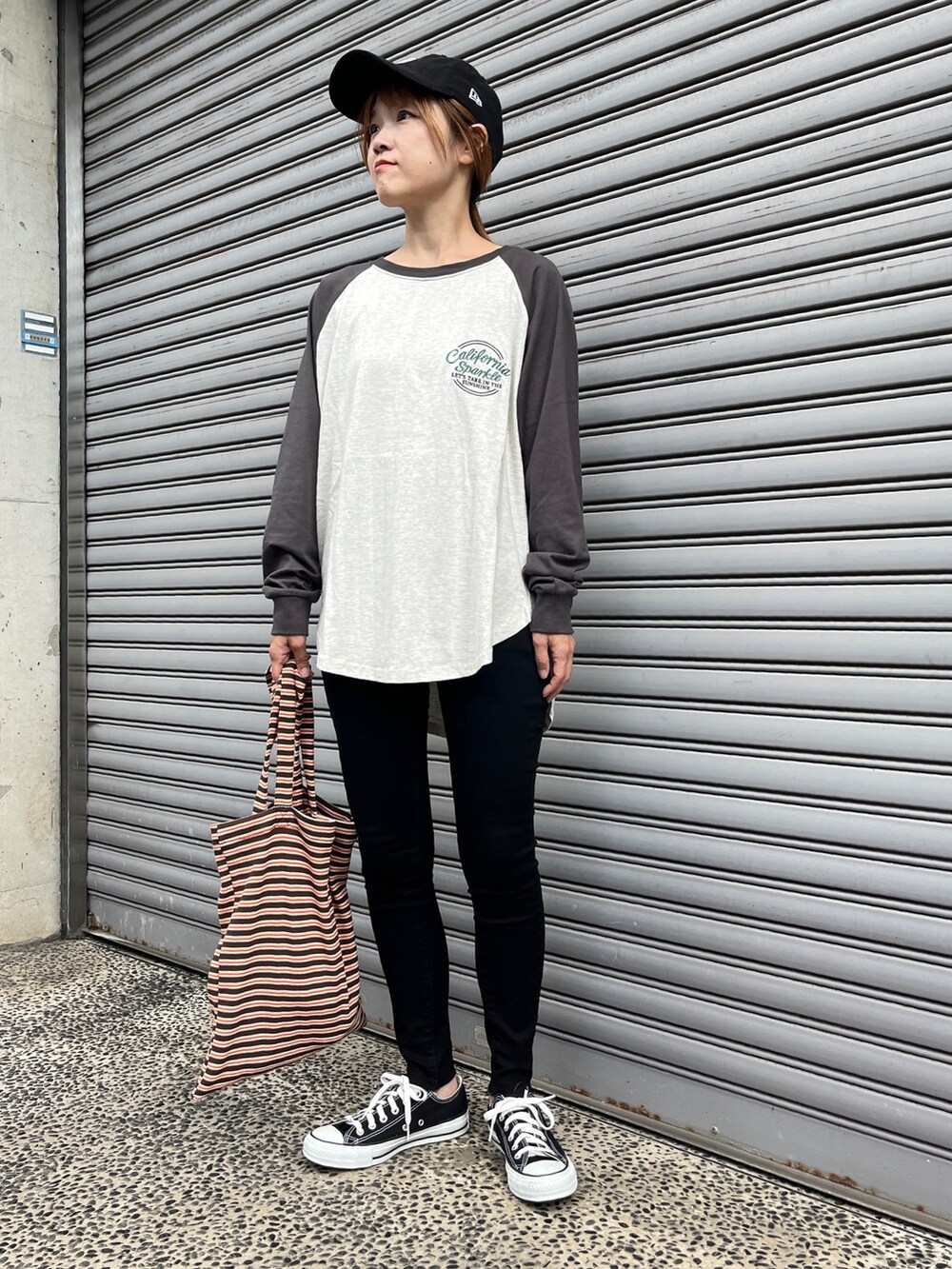 「秋っぽコーデ更新中、キャップ、モノトーン、プチプラ、スニーカー、シンプルスタイル、スキニーパンツ、ブラックスキニー、ラグランTシャツ、ロンT、秋コーデ、トートバッグ、ニューエラ、ラクチンコーデ、カジュアルコーデ」｜「ANAPのリングジップストレッチスキニーパンツ（その他パンツ、ブラック系）」を使った、Nakamuraさん（レディース・157cm）の秋コーディネートの2枚目の写真