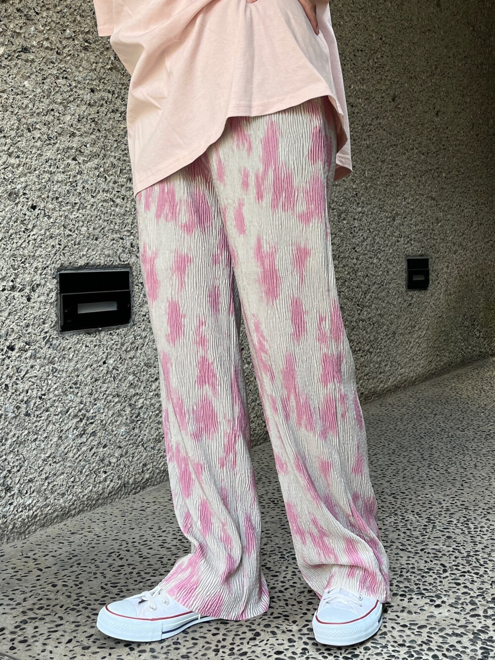 ピンク系のTシャツ/カットソー、グレー系のその他パンツ、ホワイト系のスニーカーを着用したレディースの春コーディネートの7枚目の写真