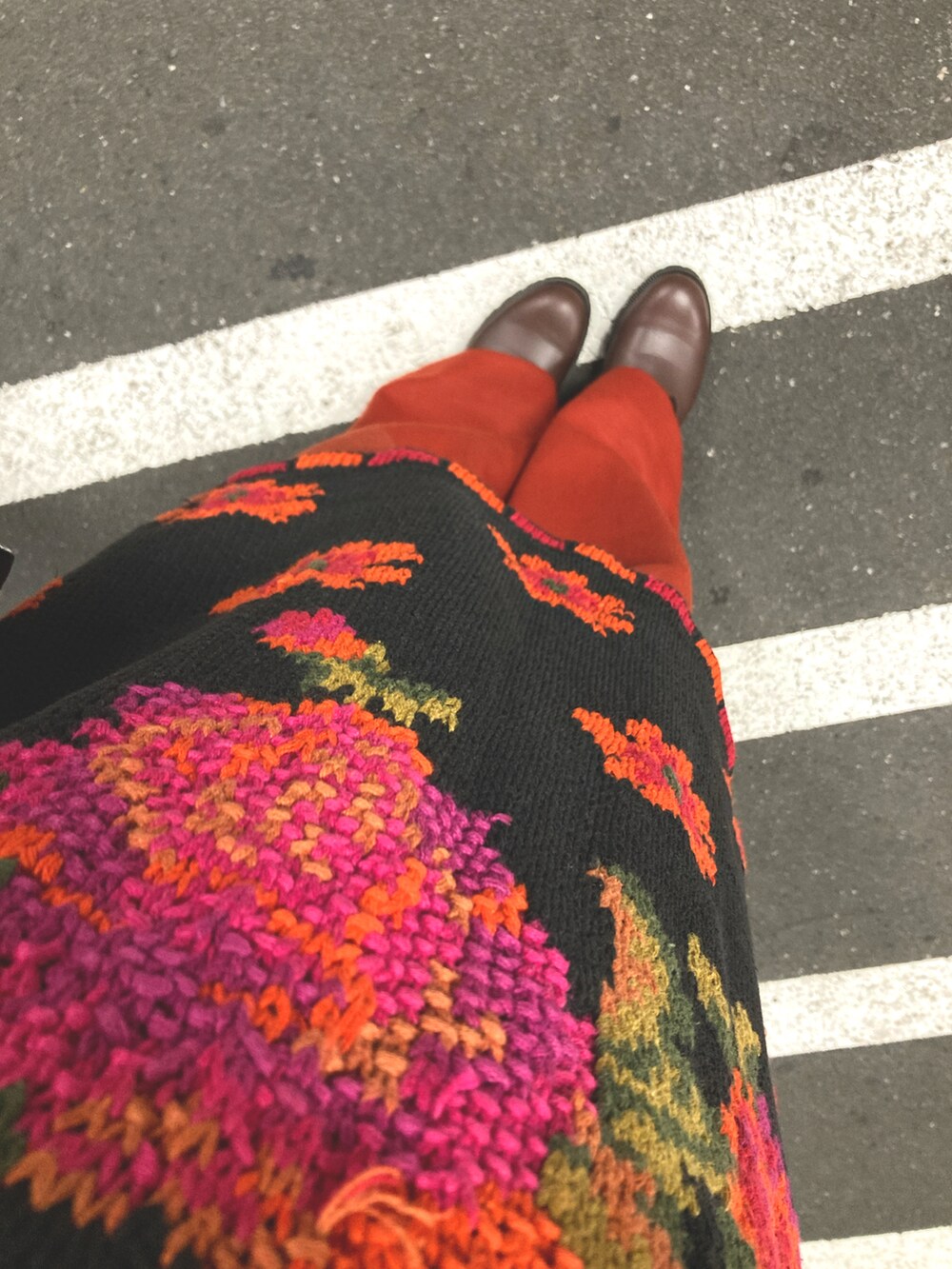 ブラック系のワンピース/ドレス、ブラウン系のドレスシューズ、ブラック系のショルダーバッグを着用したレディースの秋コーディネートの2枚目の写真