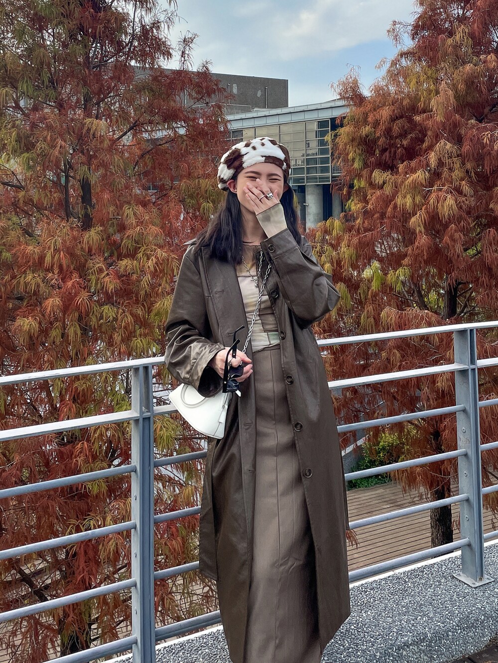 ホワイト系のショルダーバッグ、ブラウン系のジャケット/アウターを着用したレディースの冬コーディネートの2枚目の写真