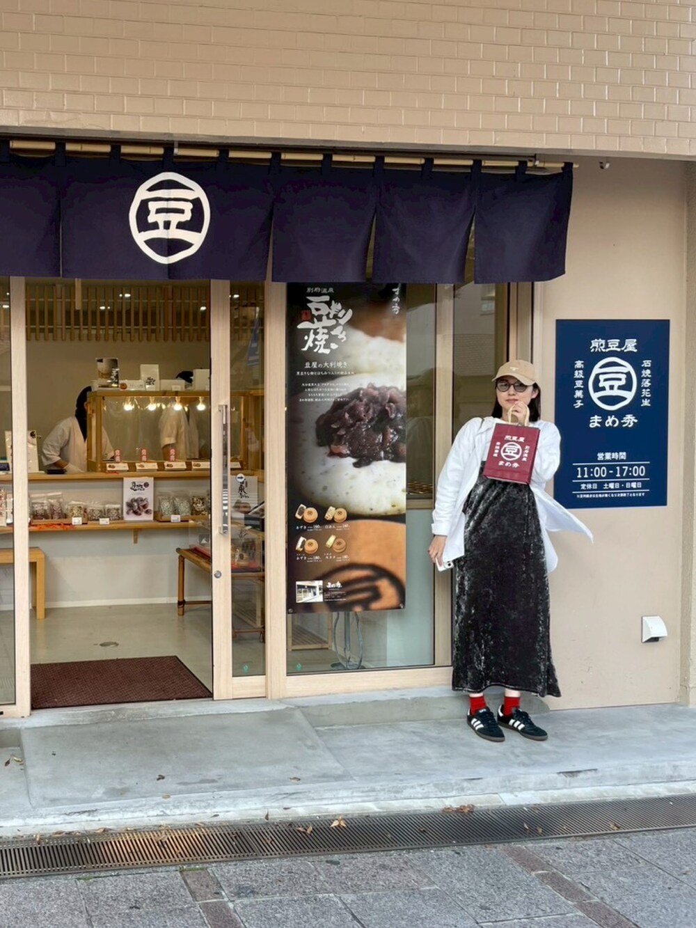 グレー系のワンピース、ホワイト系のシャツ/ブラウス、ホワイト系のTシャツ/カットソーを着用したレディースの秋コーディネートの2枚目の写真