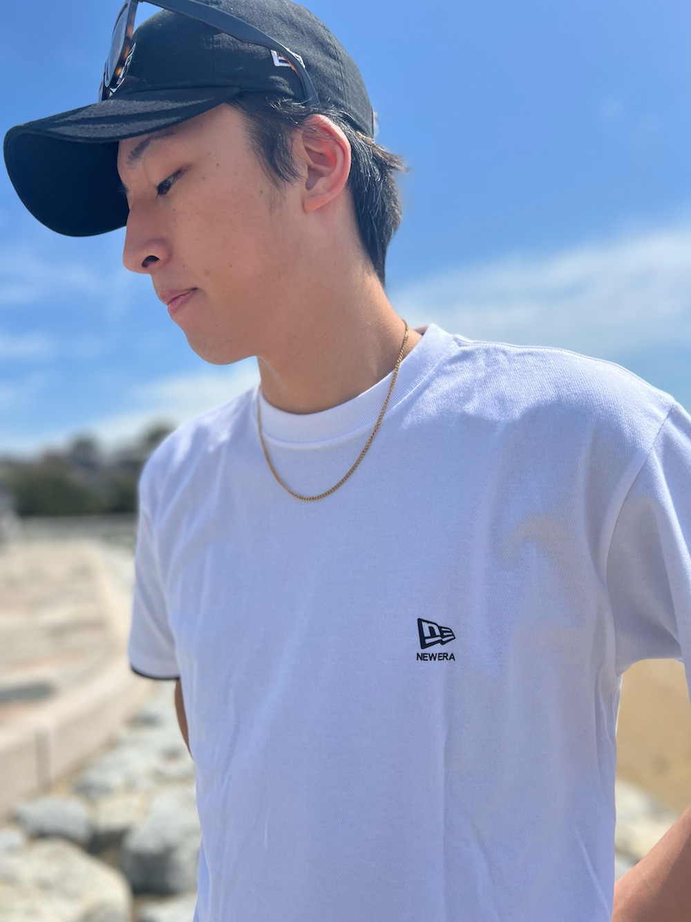 「NEW ERA、On、休日スタイル、大人カジュアル」｜「OnのOn / Cloudmonster（スニーカー、ホワイト系）」を使った、rikutoさん（メンズ・180cm）の夏コーディネートの2枚目の写真