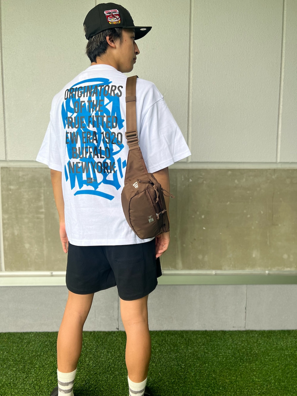 「ロゴT、メンズファッション、NEW ERA、サロモン、休日スタイル」｜「NEW ERAのアイテム（キャップ、ブラック系）」を使った、rikutoさん（メンズ・180cm）の春コーディネートの2枚目の写真