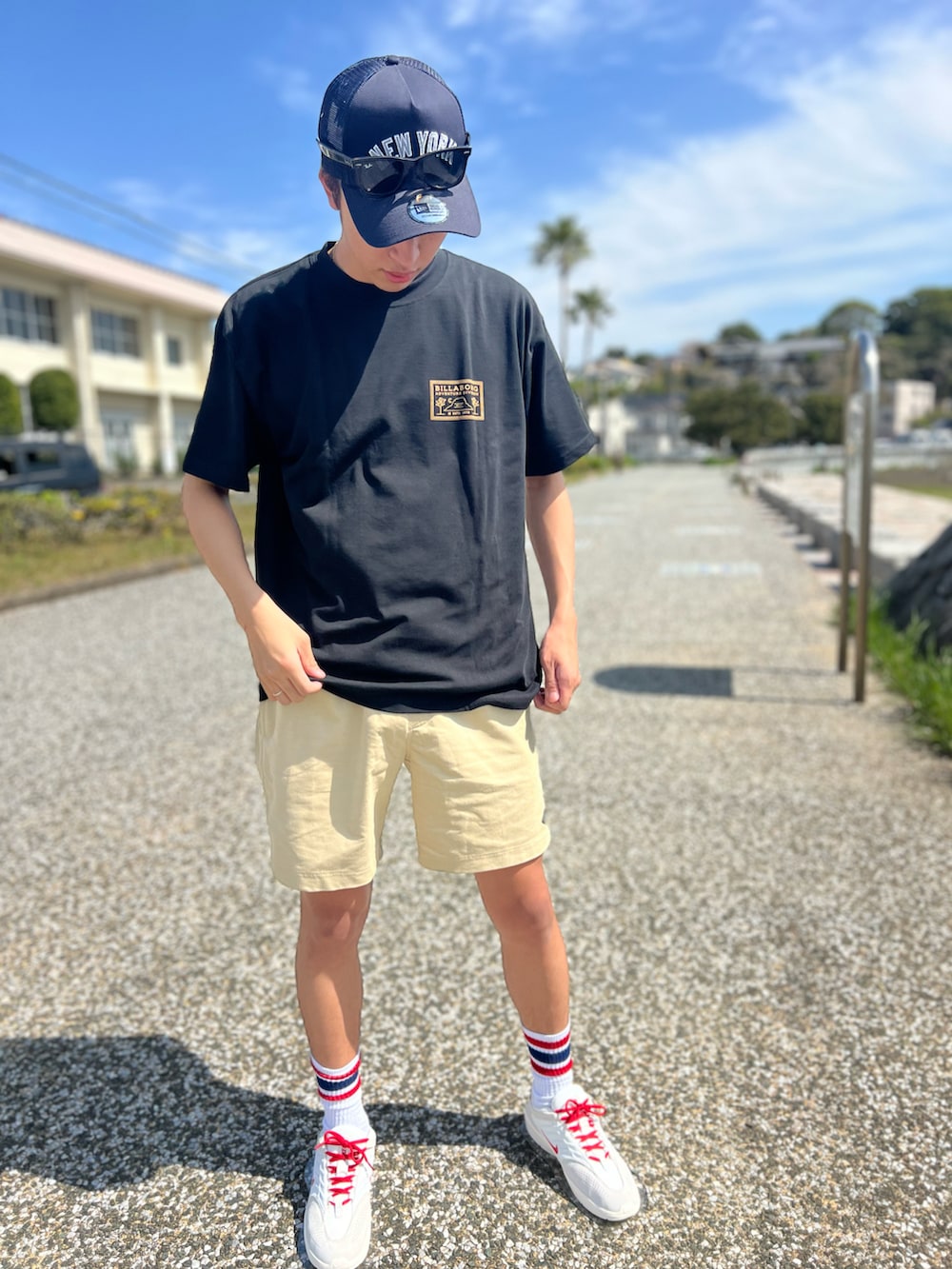 「大人コーデ、BILLABONG、夏コーデ、サーフスタイル、nike sb」｜「BILLABONGのBILLABONG/ビラボン 半袖Tシャツ 吸水速乾 UVケア ワイドシルエット BE011-218（Tシャツ/カットソー、ブラック系）」を使った、rikutoさん（メンズ・180cm）の夏コーディネートの2枚目の写真