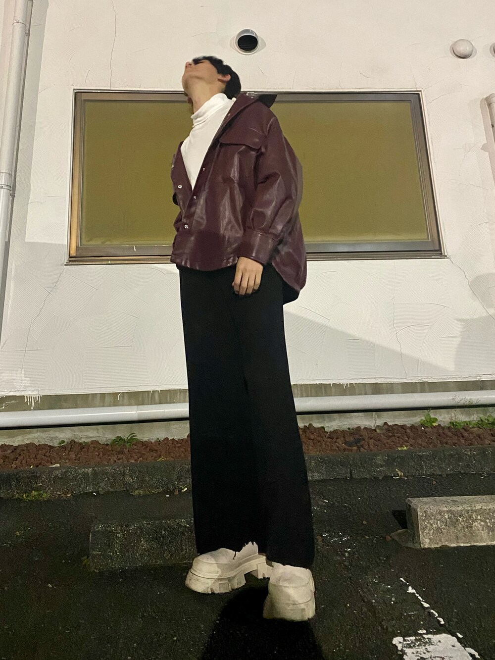 「シンプルコーデ、オーバーサイズ、Heather、Bershka、UNIQLO、秋服コーデ、シンプル、ブーツ、タートルネック、レザージャケット、スラックス、韓国ファッション、差し色、今日の服、冬アウター着回しチャレンジ」｜「UNIQLOのヒートテックタートルネックT（9分袖）（その他トップス、ホワイト系）」を使った、しゅうとさん（メンズ・175cm）の秋コーディネートの2枚目の写真