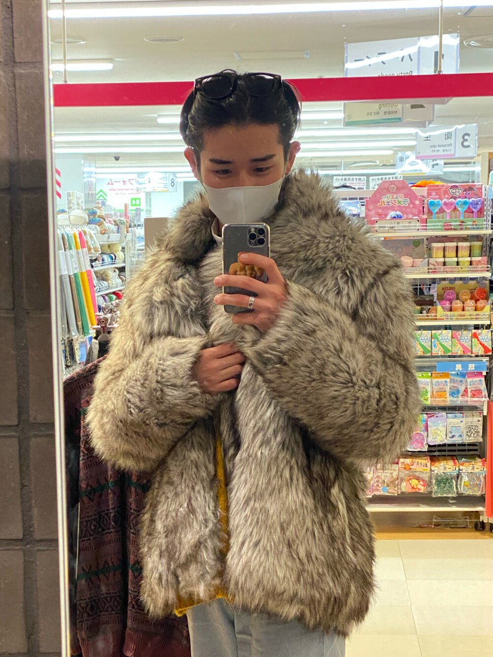 「ファー、ファーコート、ファーベスト、大人コーデ、デニムパンツ、デニム、大人カジュアル、秋冬コーデ、皮靴、ootd、いいね、save、フォローお願いします🤑、大学生、古着MIX、ファッション好きと繋がりたい、お洒落さんとつながりたい」｜「ZARAのアイテム（デニムパンツ、ブルー系）」を使った、しゅうとさん（メンズ・175cm）の秋コーディネートの2枚目の写真