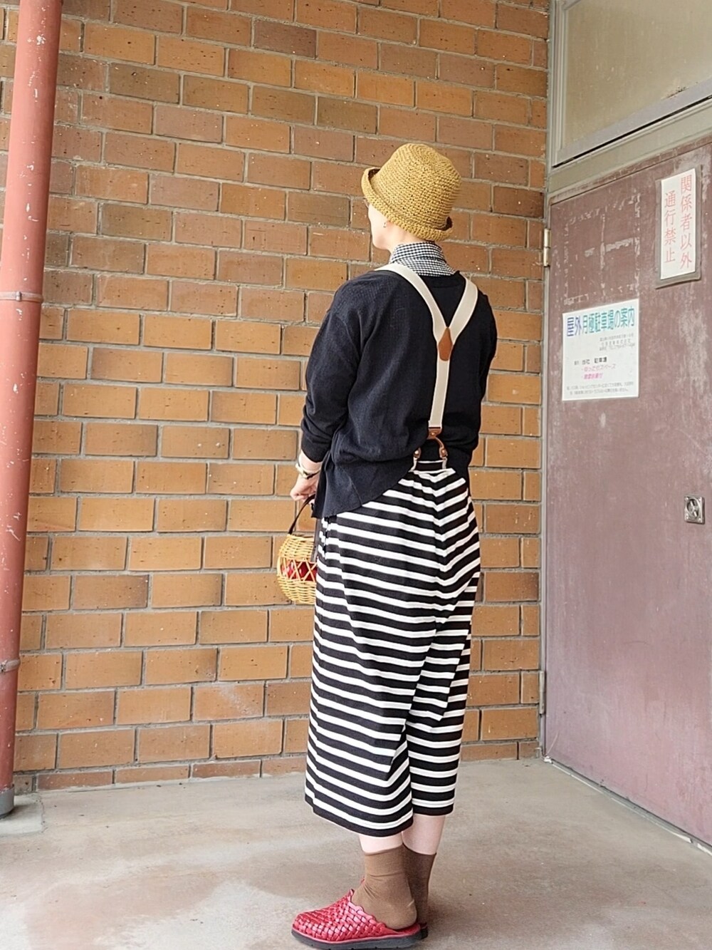 ブラック系のシャツ/ブラウス、ベージュ系のカーディガン/ボレロ、ブラック系のパンツを着用したレディースの春コーディネートの5枚目の写真