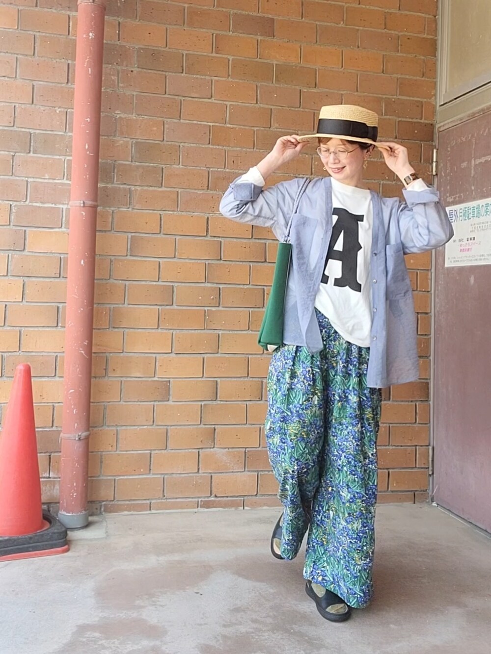 ブルー系のシャツ/ブラウス、ホワイト系のTシャツ/カットソー、ブルー系のその他パンツを着用したレディースの春コーディネートの2枚目の写真