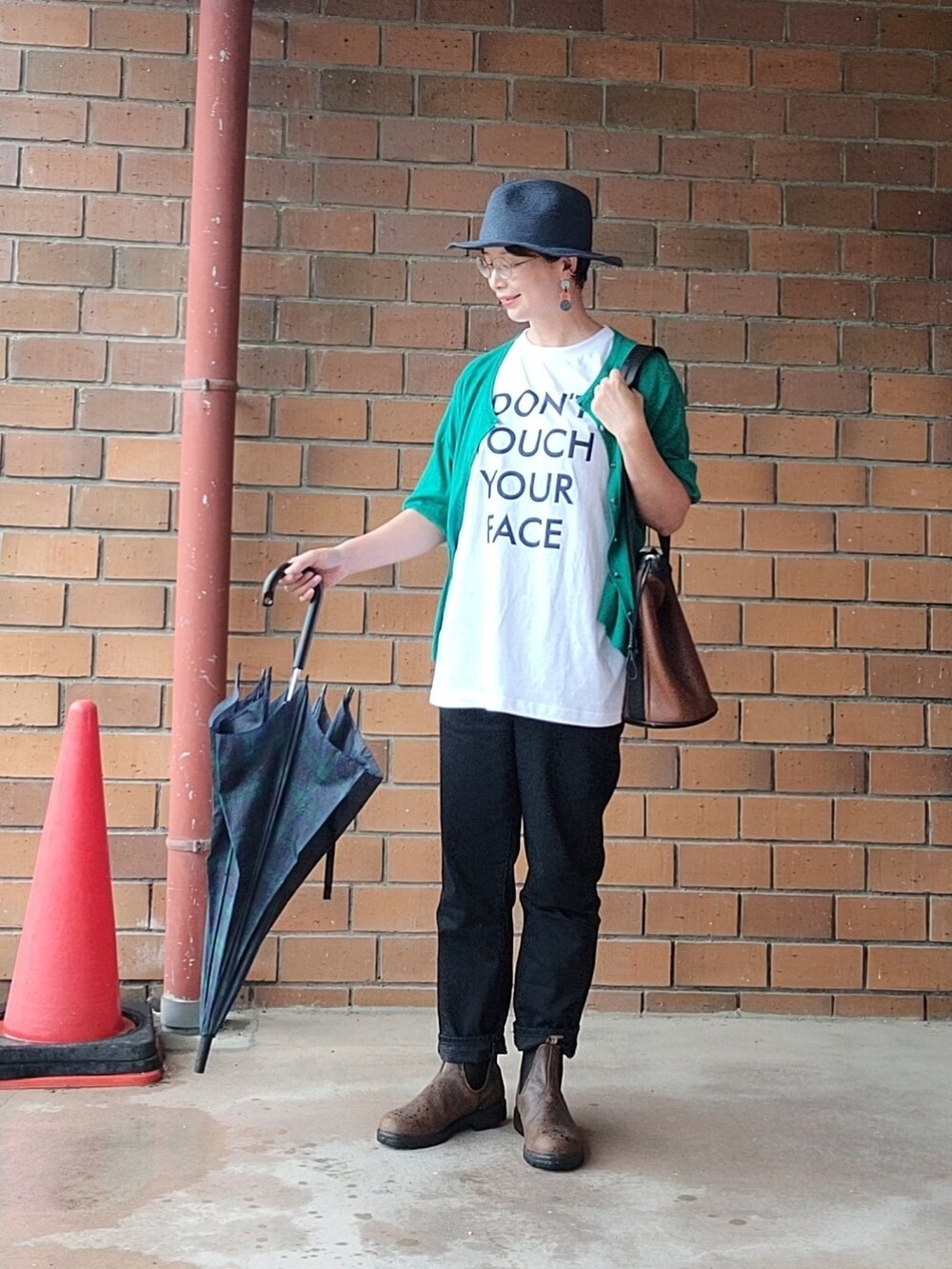 グリーン系のカーディガン/ボレロ、ホワイト系のTシャツ/カットソー、ブラウン系のブーツを着用したレディースの夏コーディネートの3枚目の写真