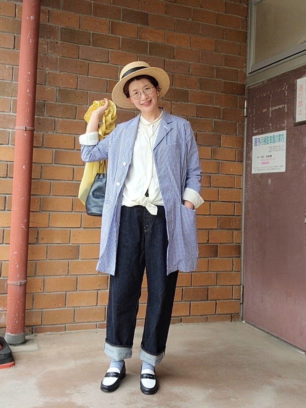 ブルー系のジャケット/アウター、ブルー系のデニムパンツ、ブルー系のバッグを着用したレディースの夏コーディネートの3枚目の写真