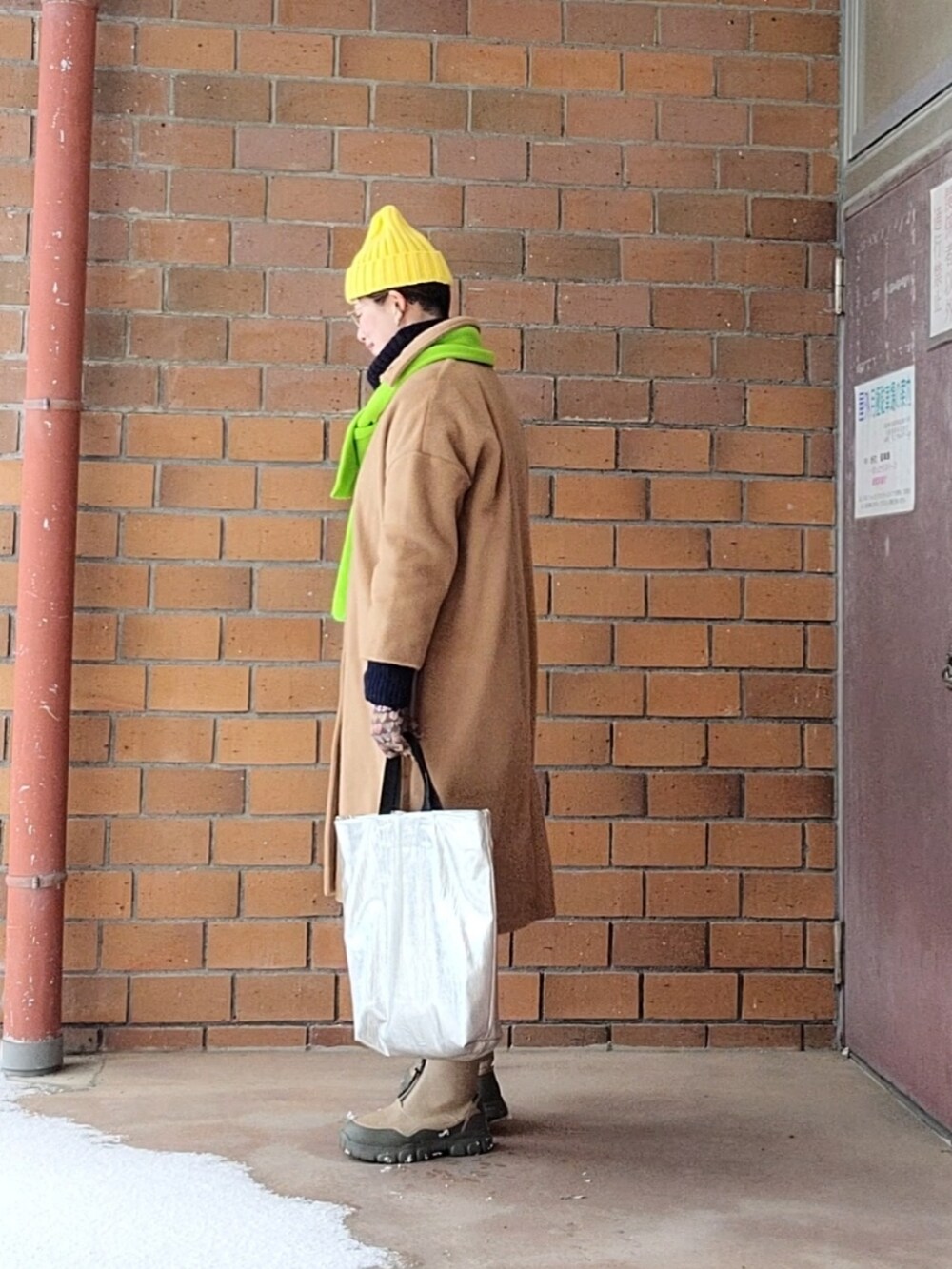 ベージュ系のステンカラーコート、ブルー系のニット/セーター、その他のシャツ/ブラウスを着用したレディースの冬コーディネートの2枚目の写真