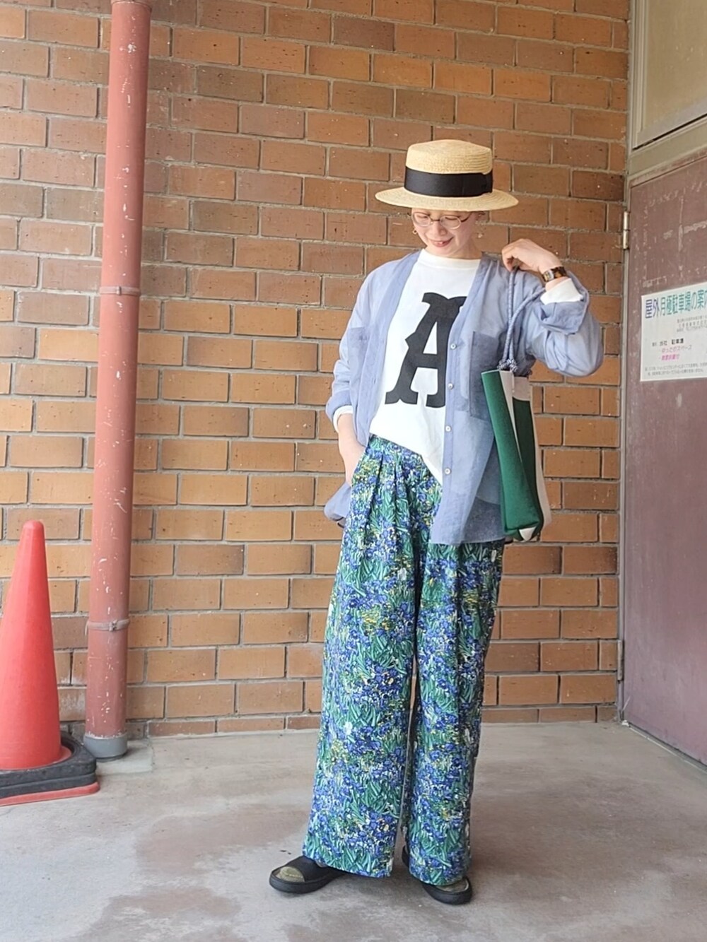 ブルー系のシャツ/ブラウス、ホワイト系のTシャツ/カットソー、ブルー系のその他パンツを着用したレディースの春コーディネートの5枚目の写真